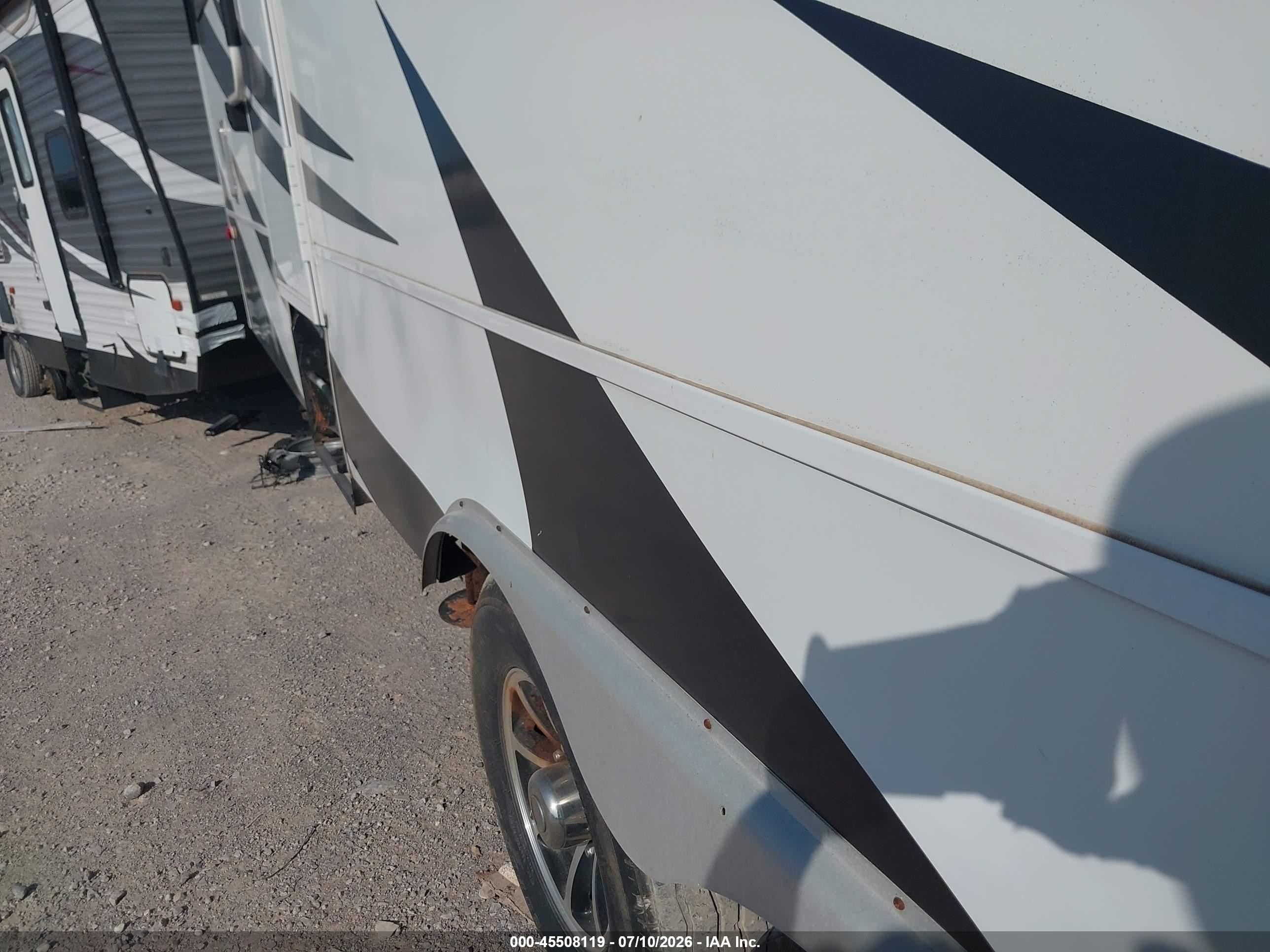 2014 Dutchmen Voltage VIN 47CFVTV30EC664321 IAAI salvage auction — Side, Clear (Oklahoma), sold $7,500 on 2026-09-23 (photo 6)