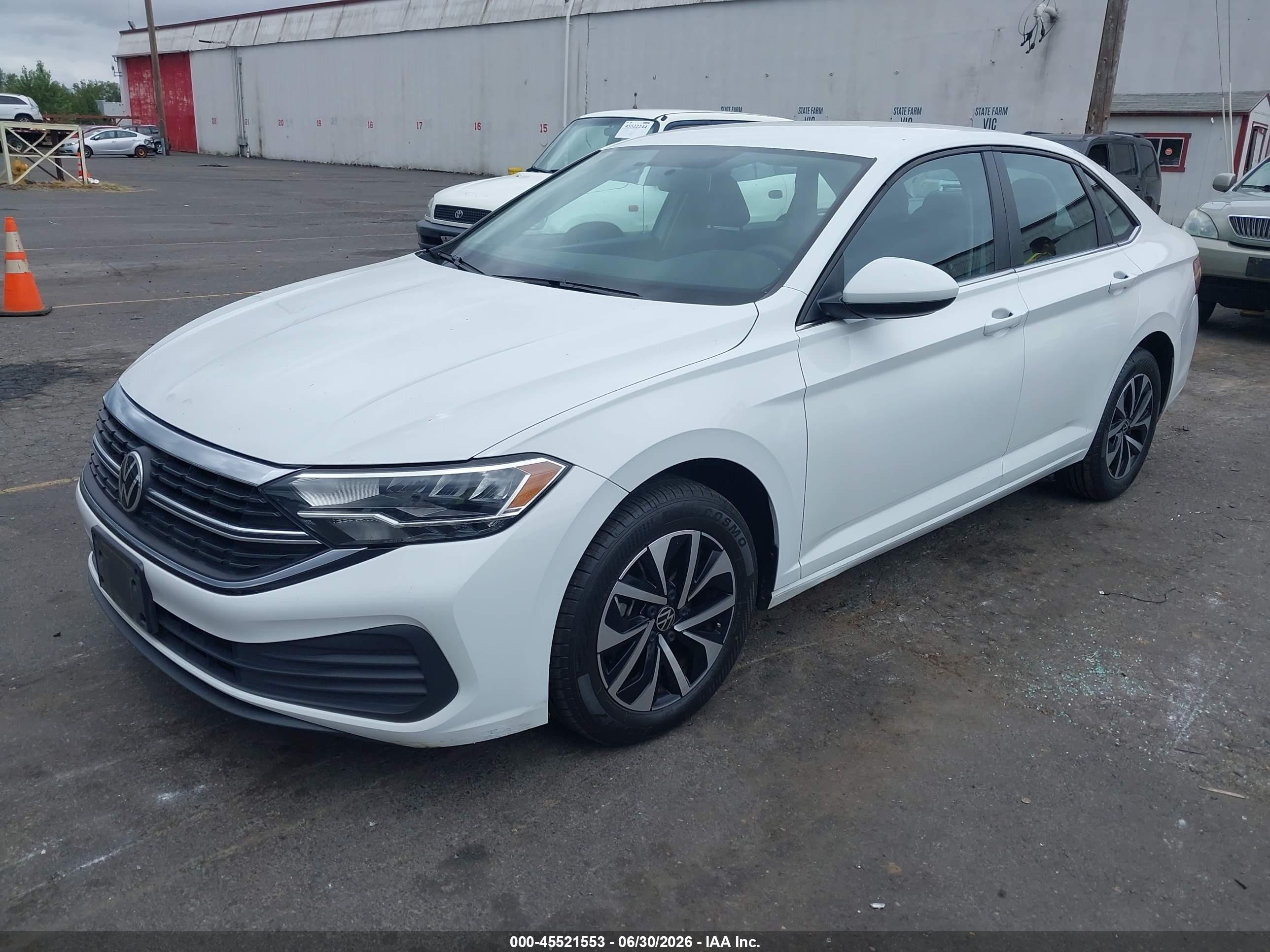 2022 Volkswagen Jetta VIN 3VWCM7BU2NM026109 IAAI salvage auction — Side, Salvage (Oregon), sold $3,150 on 2026-09-03 (photo 2)