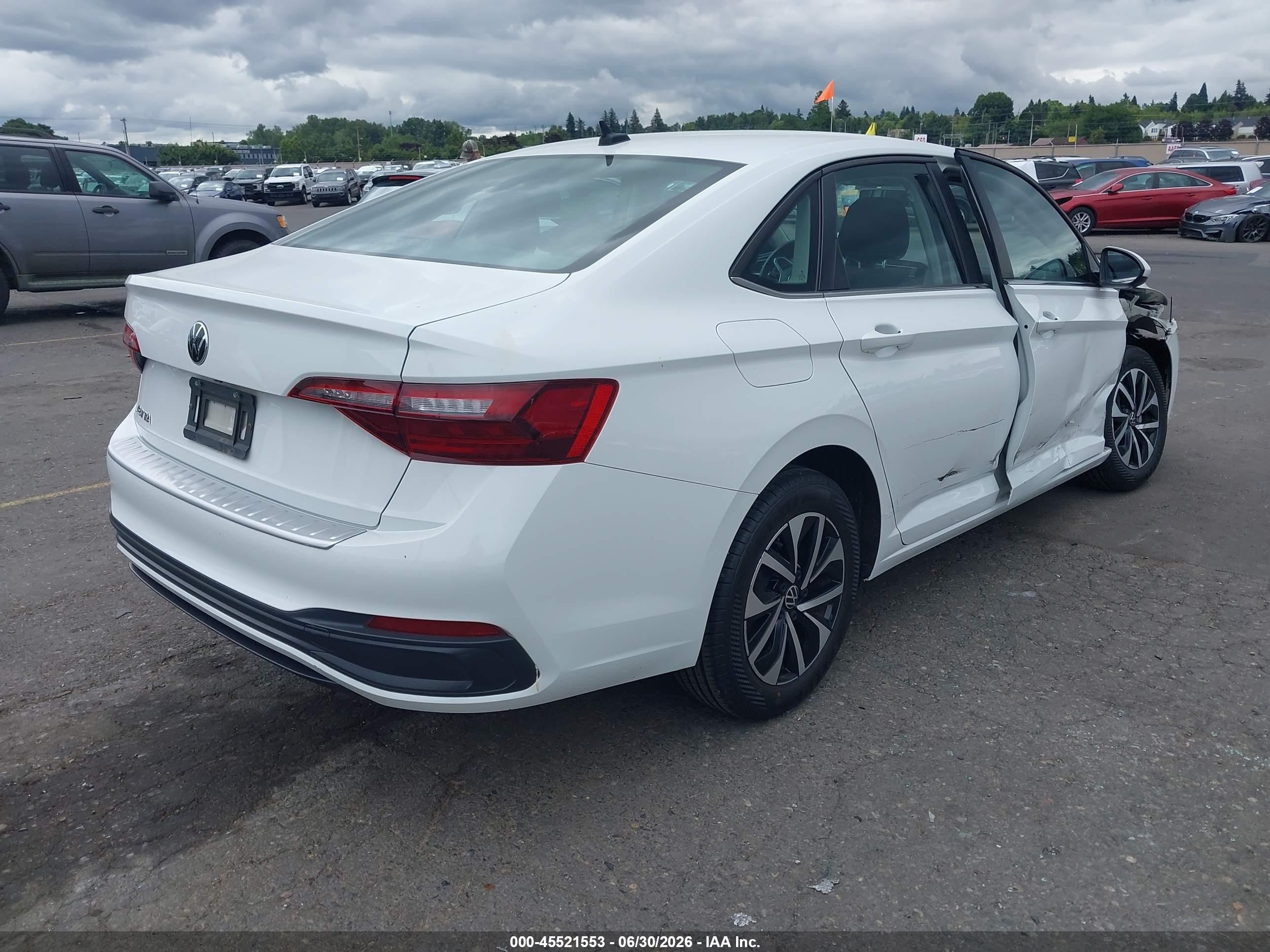 2022 Volkswagen Jetta VIN 3VWCM7BU2NM026109 IAAI salvage auction — Side, Salvage (Oregon), sold $3,150 on 2026-09-03 (photo 4)