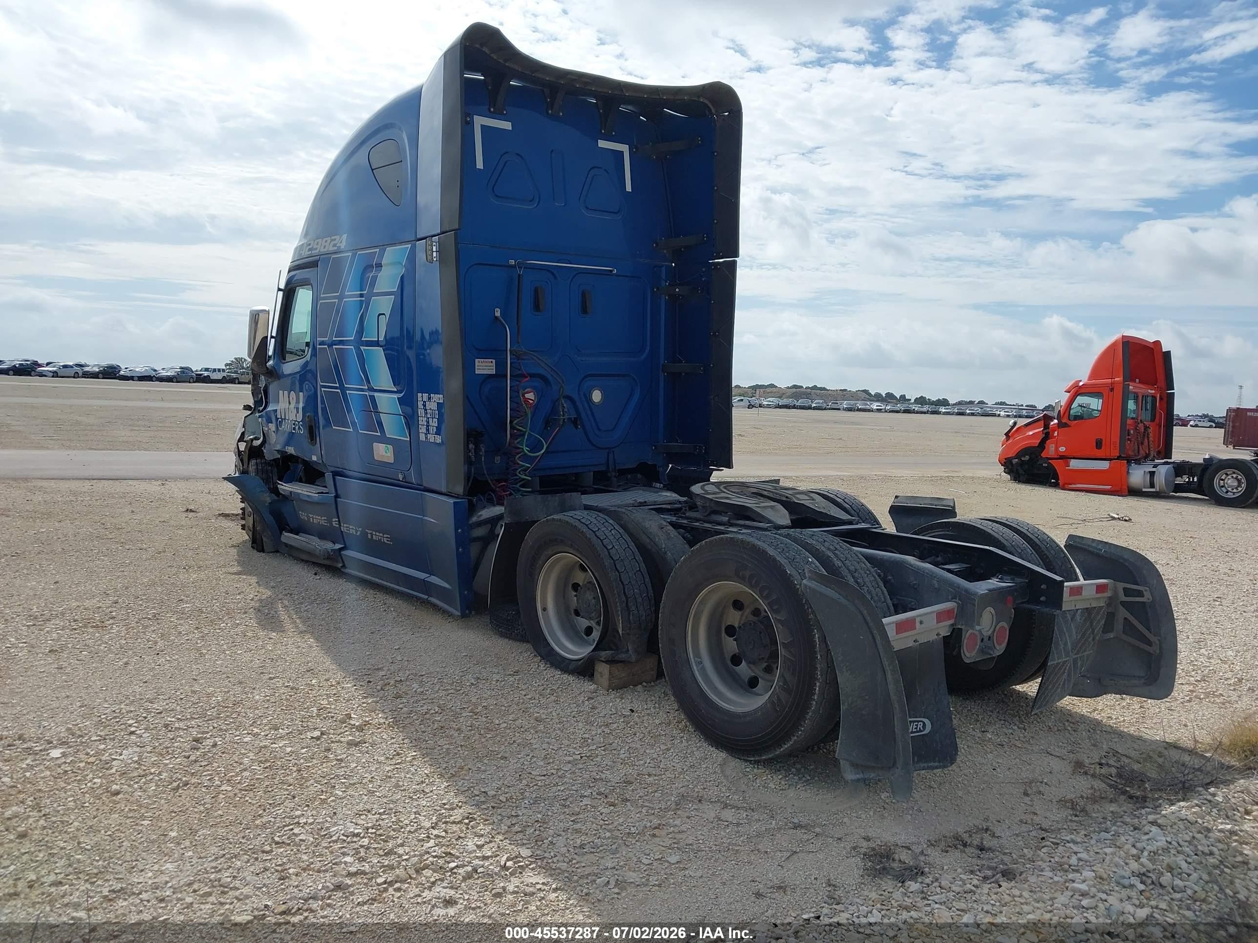 2023 Freightliner New Cascadia 126 VIN 3AKJHHDR8PSUF7564 IAAI salvage auction — Side, Salvage (Idaho), sold $20,250 on 2026-09-24 (photo 3)