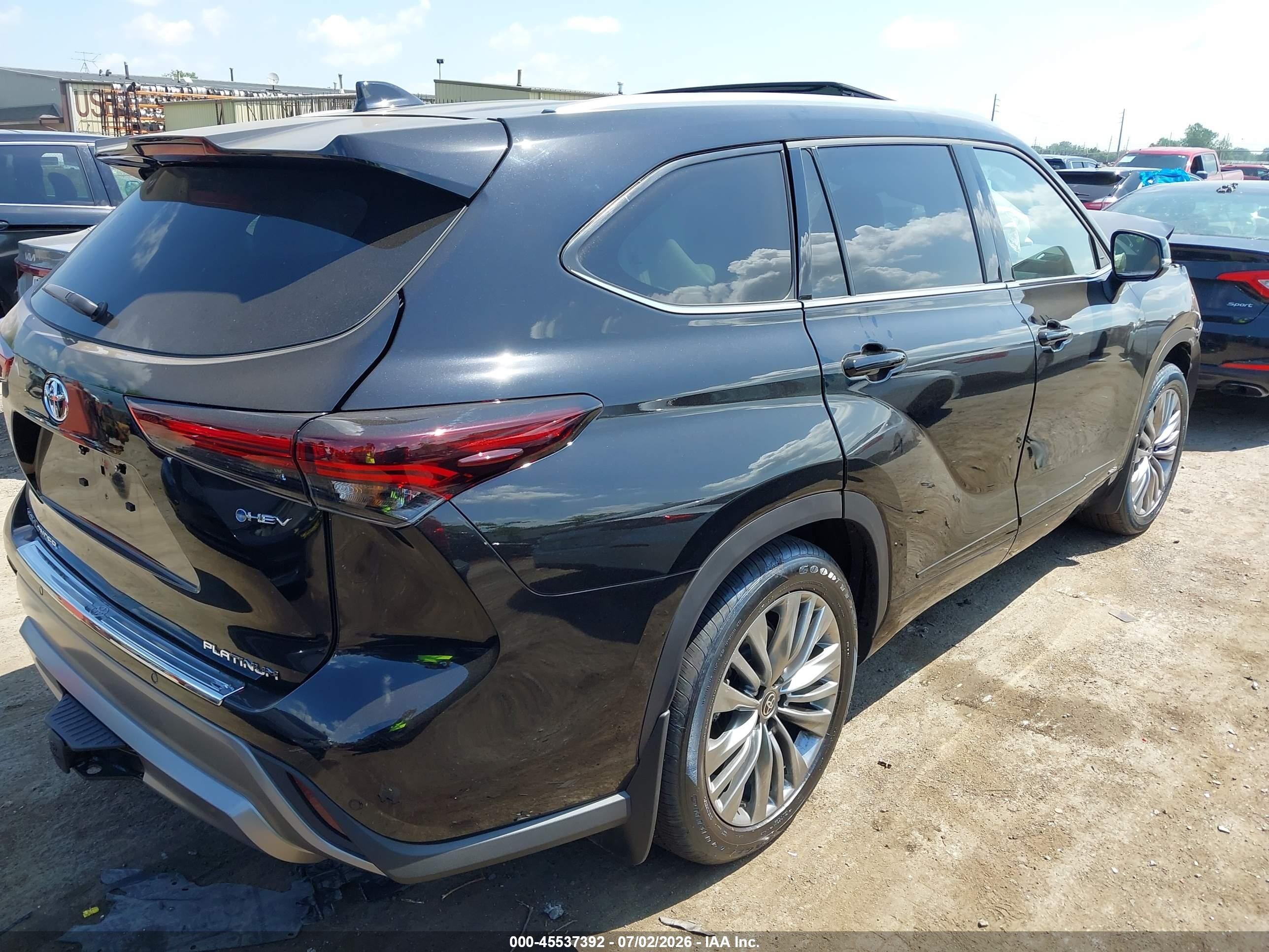 2026 Toyota Highlander VIN 5TDEBRCH1TS723282 IAAI salvage auction — Front End, Clear (Michigan), sold $17,475 on 2026-08-20 (photo 4)
