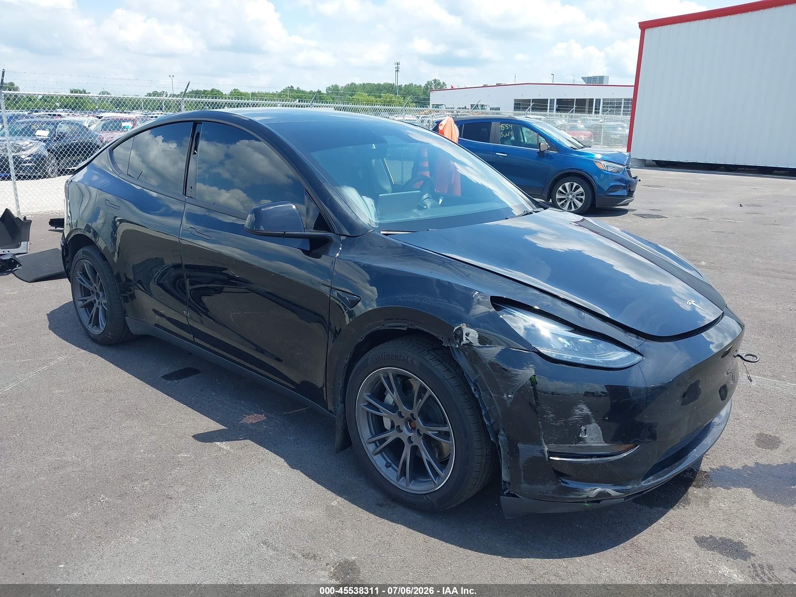 2025 Tesla Model Y VIN 7SAYGAEE0SF269048 — IAAI salvage auction photo