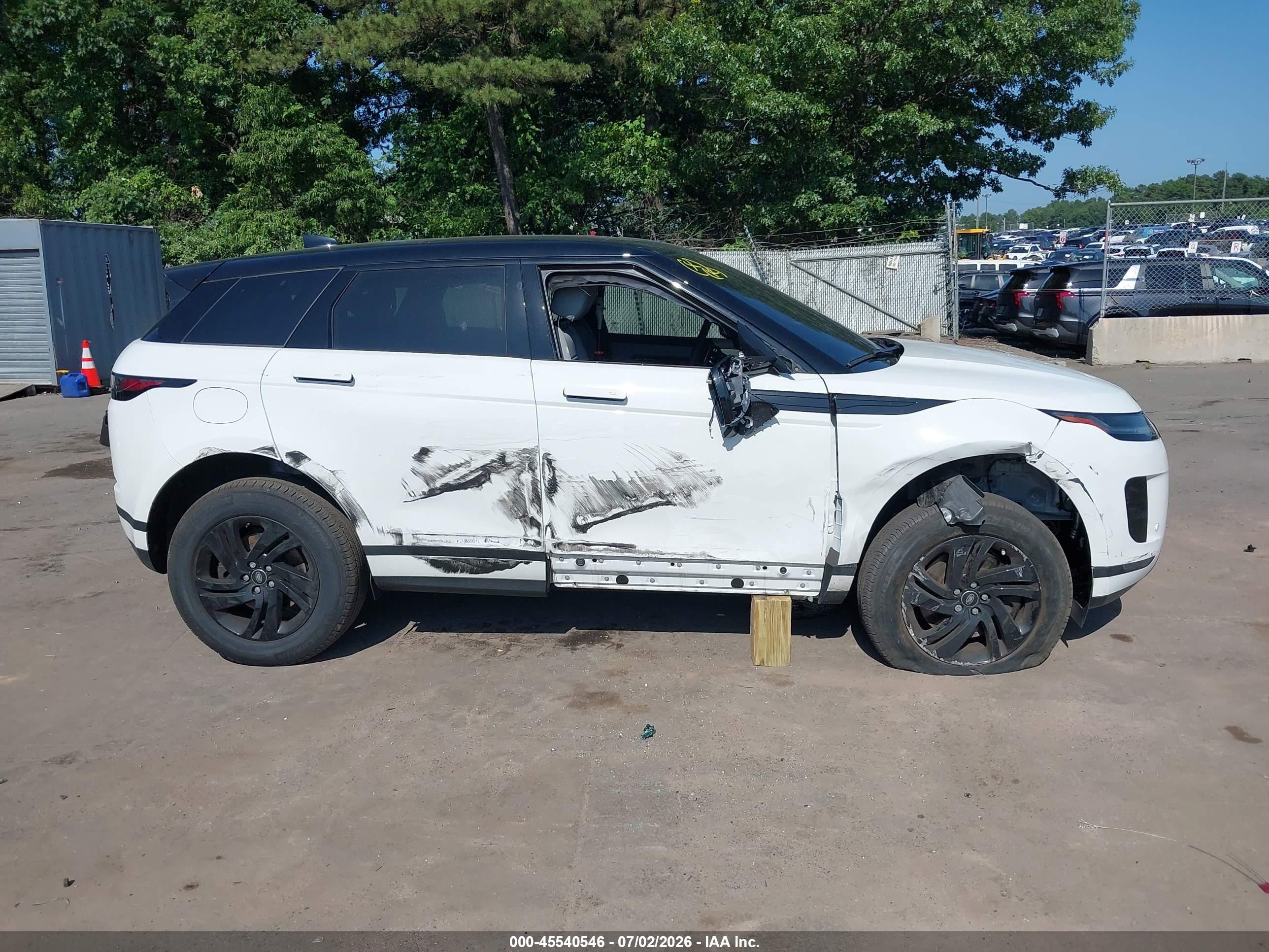 2026 Land Rover Range Rover Evoque VIN SALZJ2FX4TH289628 IAAI salvage auction — Side, Wait Title, sold $13,400 on 2026-09-20 (photo 6)