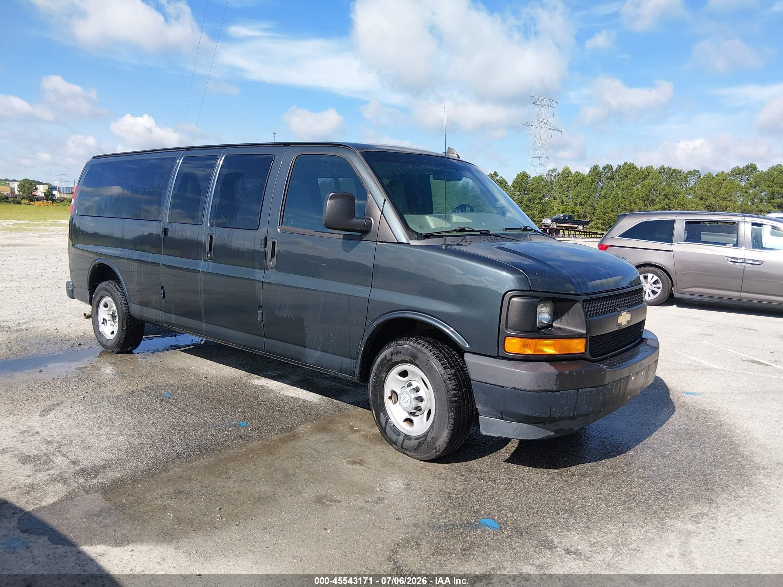 2017 Chevrolet Express 3500 VIN 1GAZGNFG2H1268597 — IAAI salvage auction photo