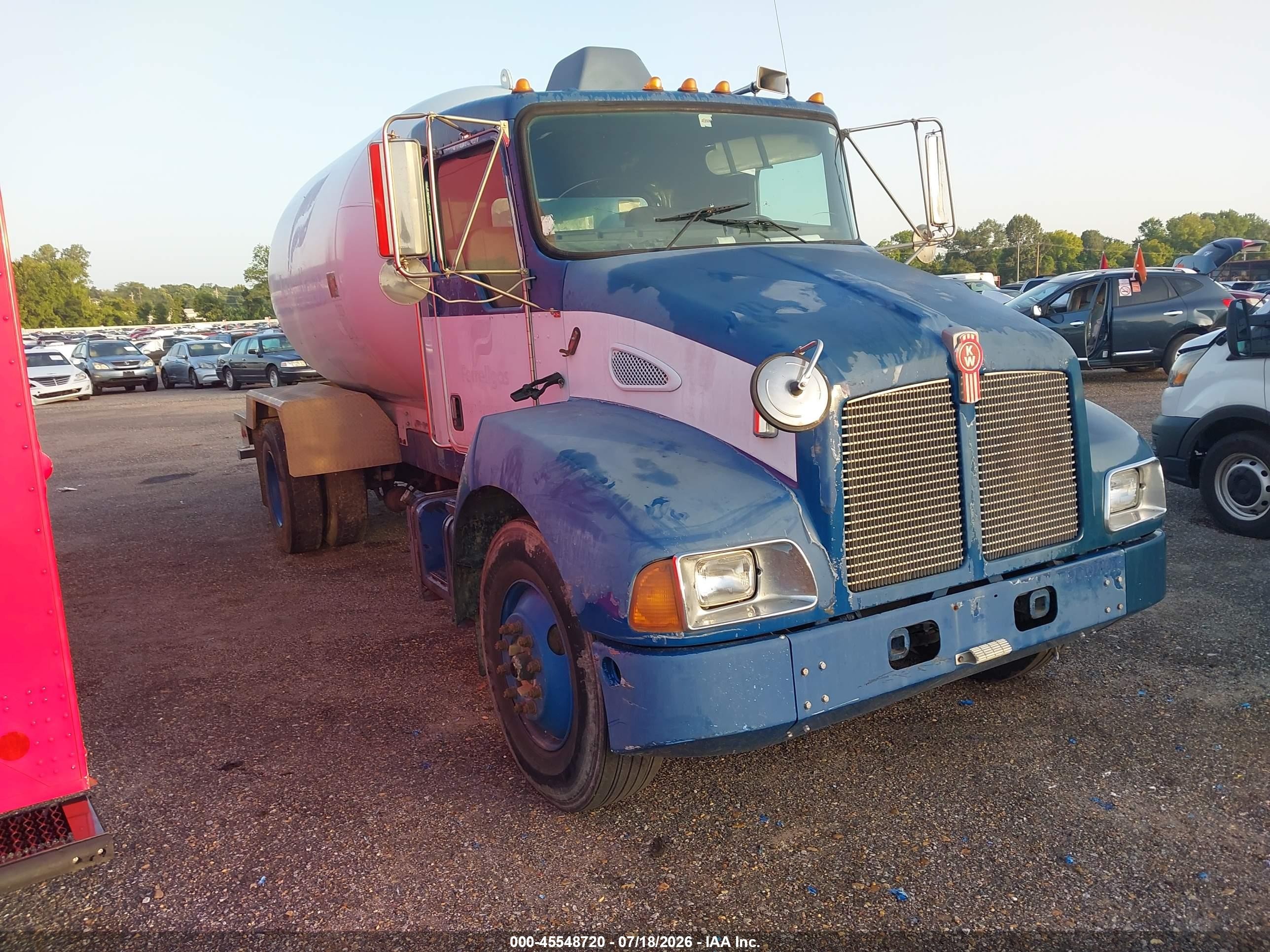 2004 Kenworth Construction VIN 2NKMHD7X04M057004 IAAI salvage auction — Front End, Clear (Florida), sold $1,500 on 2026-10-16 (photo 1)