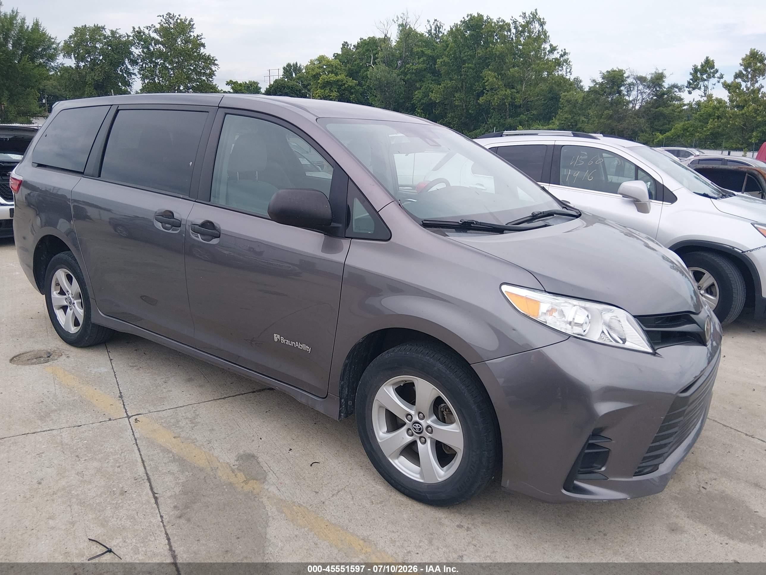 2019 Toyota Sienna VIN 5TDZZ3DC1KS012693 — IAAI salvage auction photo