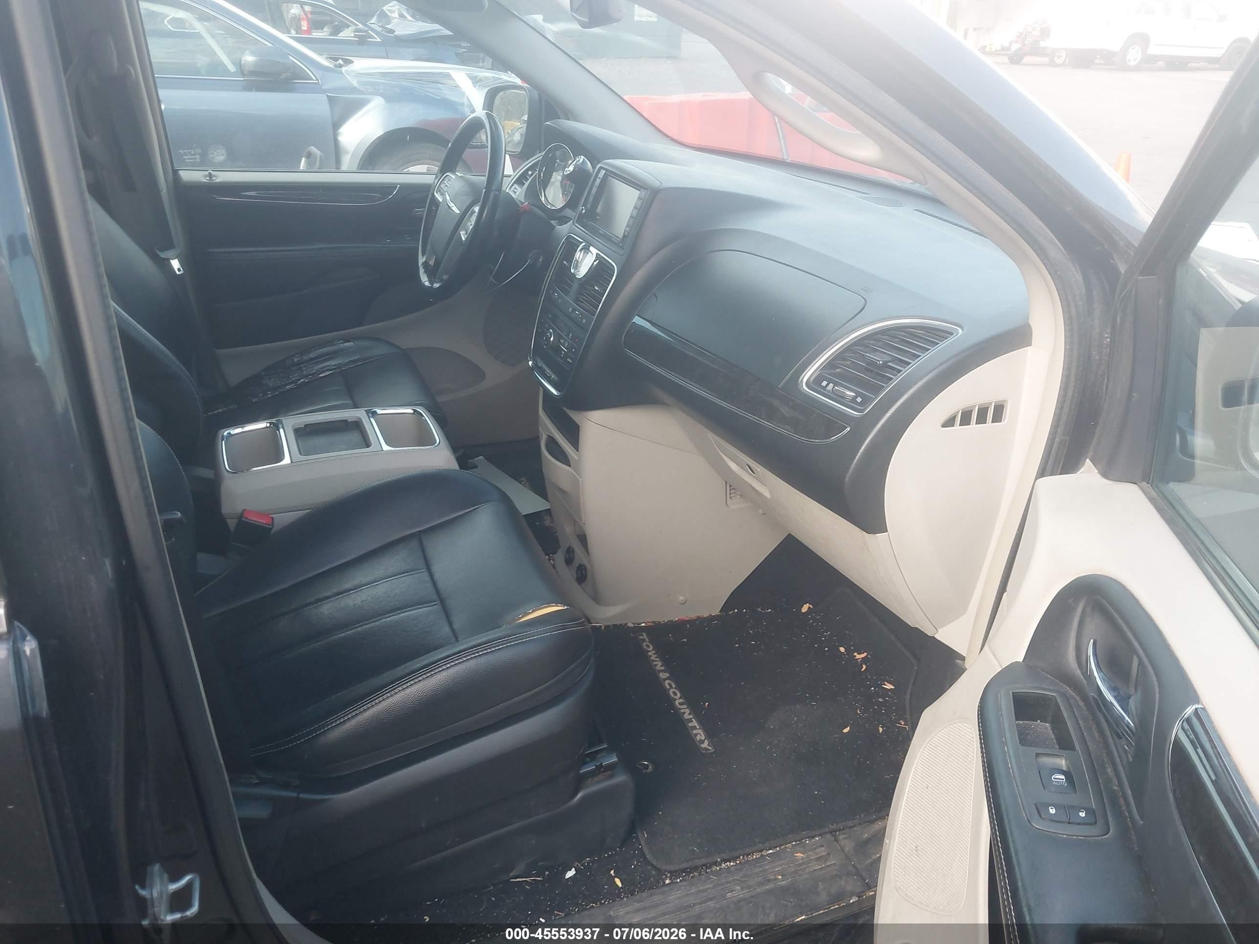 2014 Chrysler Town & Country VIN 2C4RC1BG0ER123941 IAAI salvage auction — Normal Wear, Clear (Utah), sold $300 on 2026-07-09 (photo 5)