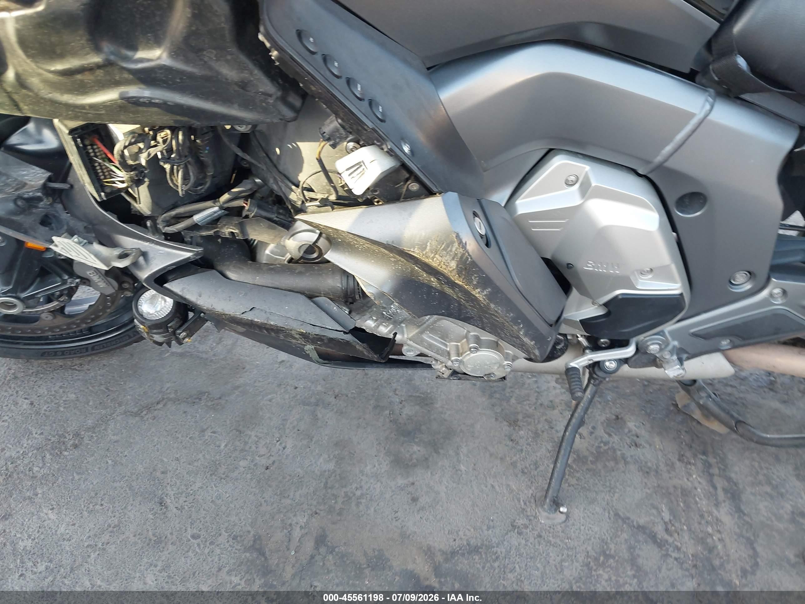 2017 BMW K 1600 VIN WB10F1108HZ542518 IAAI salvage auction — Side, Salvage (Arizona), sold $2,925 on 2026-09-27 (photo 9)