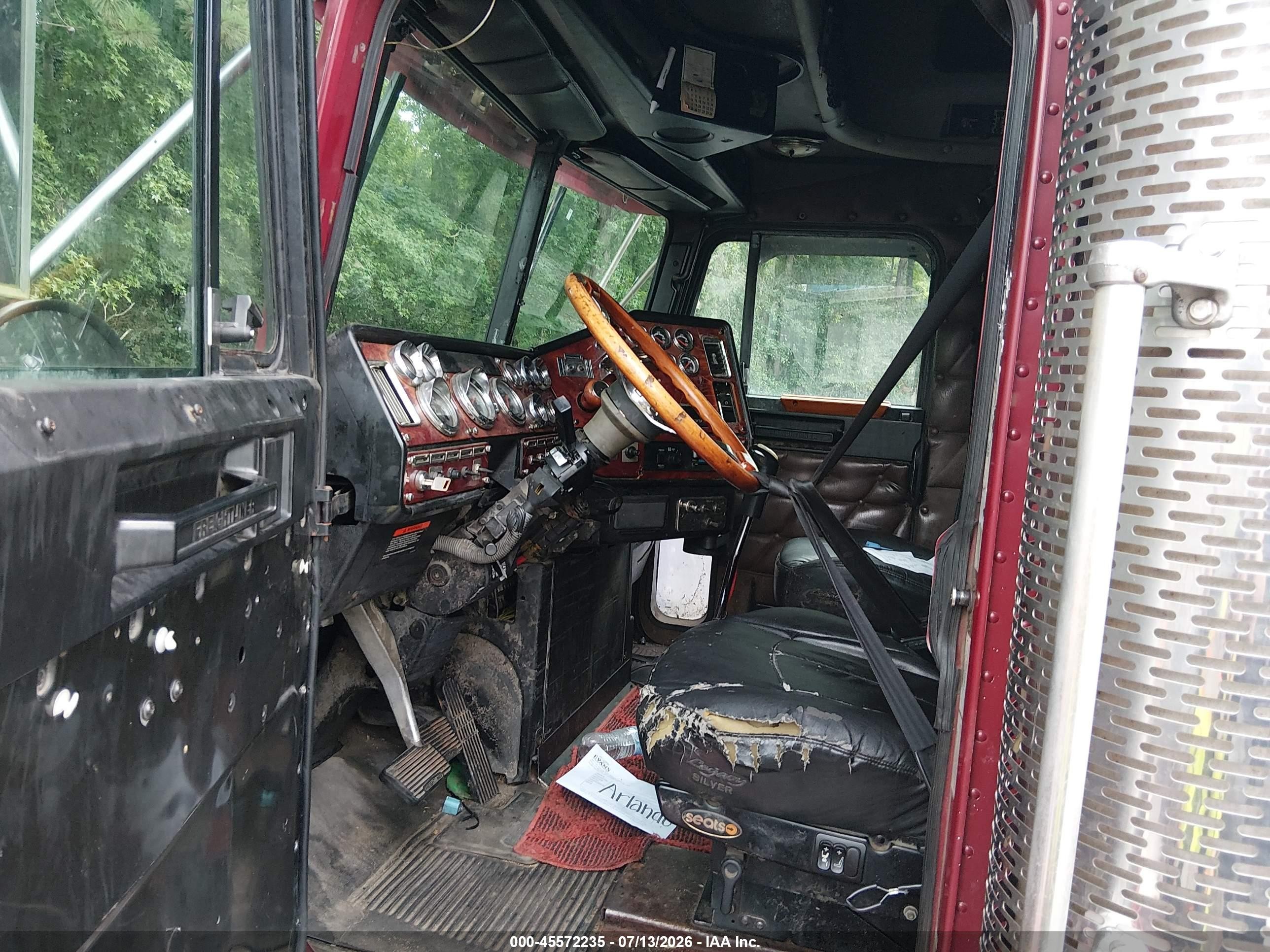 2004 Freightliner Conventional VIN 1FUJAPCK54DN12903 IAAI salvage auction — Side, Salvage (Georgia), sold $8,800 on 2026-09-09 (photo 7)