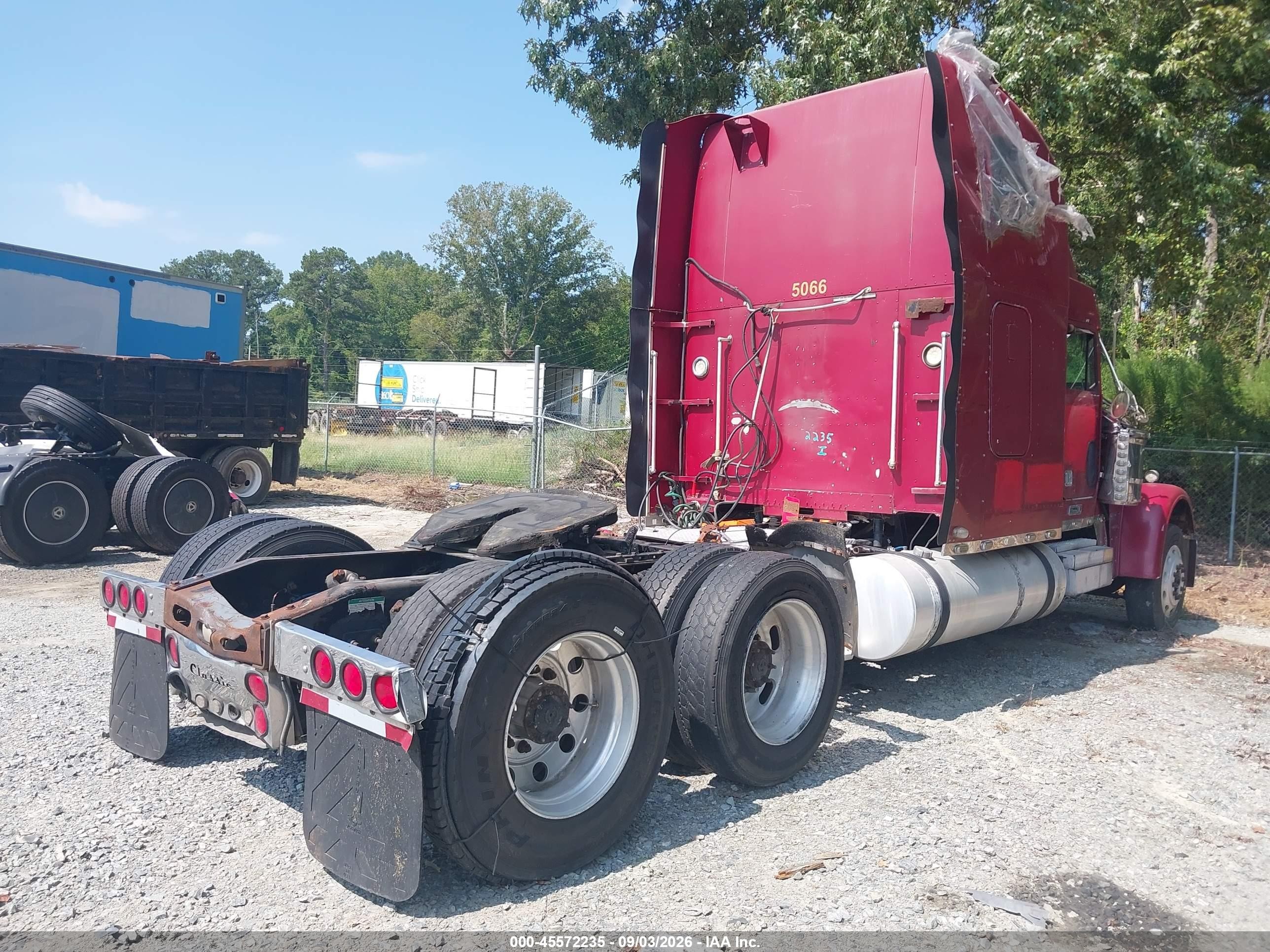 2004 Freightliner Conventional VIN 1FUJAPCK54DN12903 IAAI salvage auction — Side, Salvage (Georgia), sold $8,800 on 2026-09-09 (photo 4)