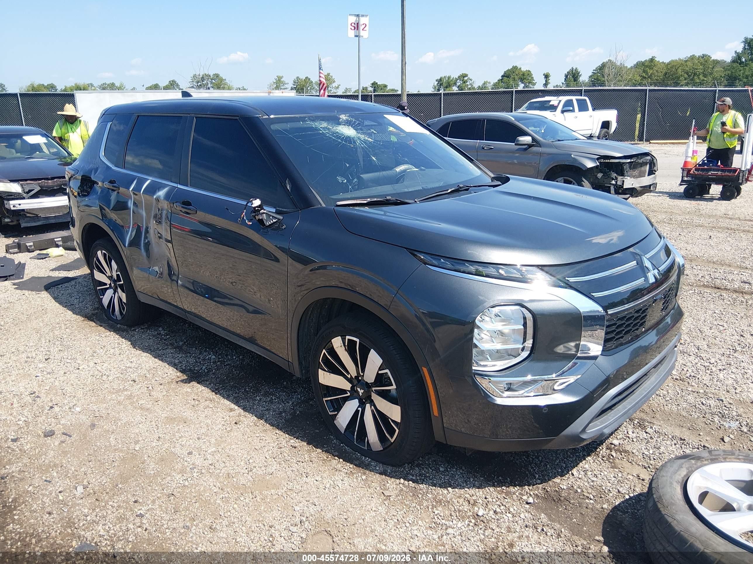 2025 Mitsubishi Outlander VIN JA4J3VA82SZ046516 — IAAI salvage auction photo