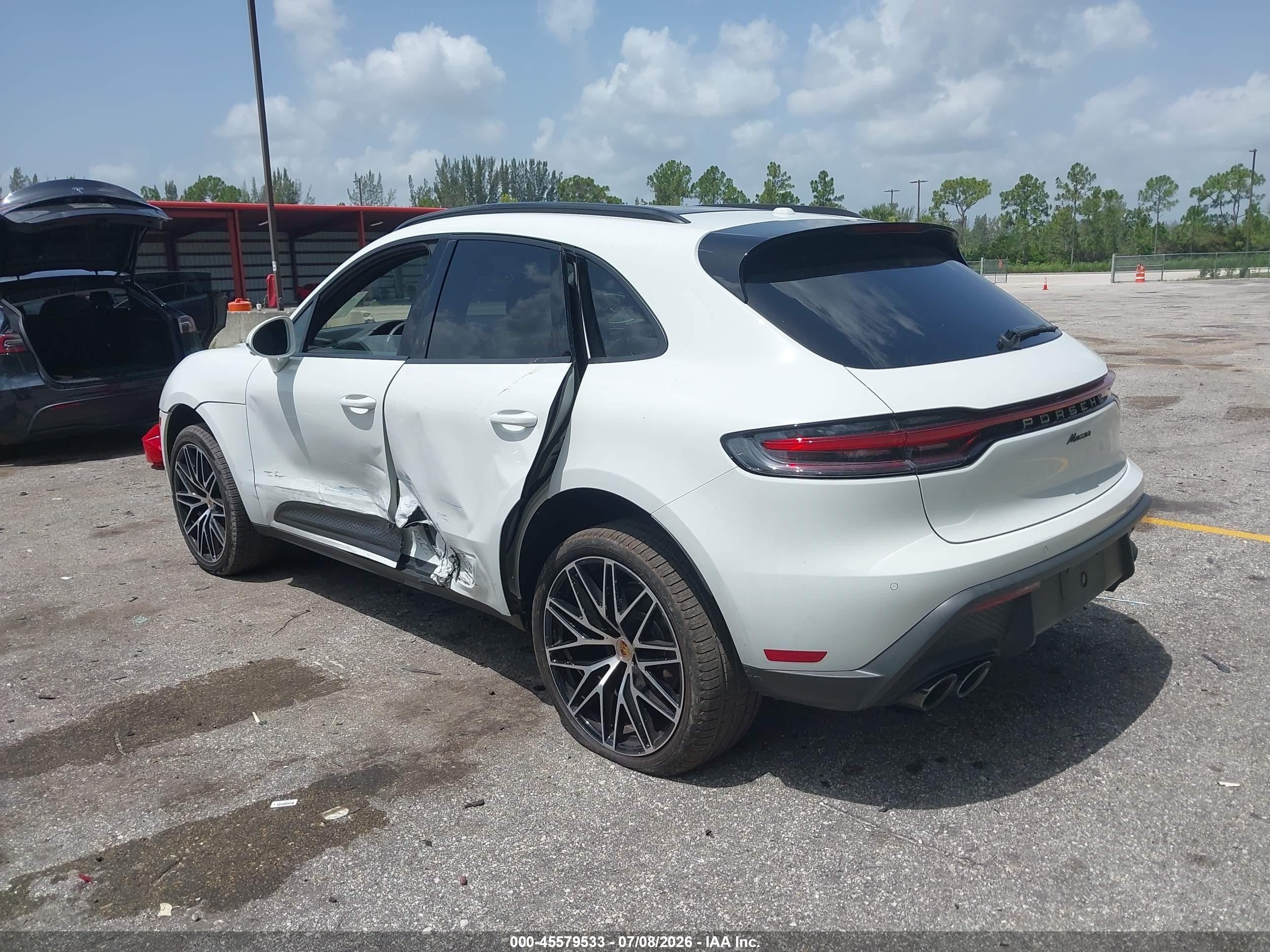 2026 Porsche Macan VIN WP1AA2A51TLB04442 IAAI salvage auction — Side, Rebuildable (Florida), sold $25,850 on 2026-09-08 (photo 3)