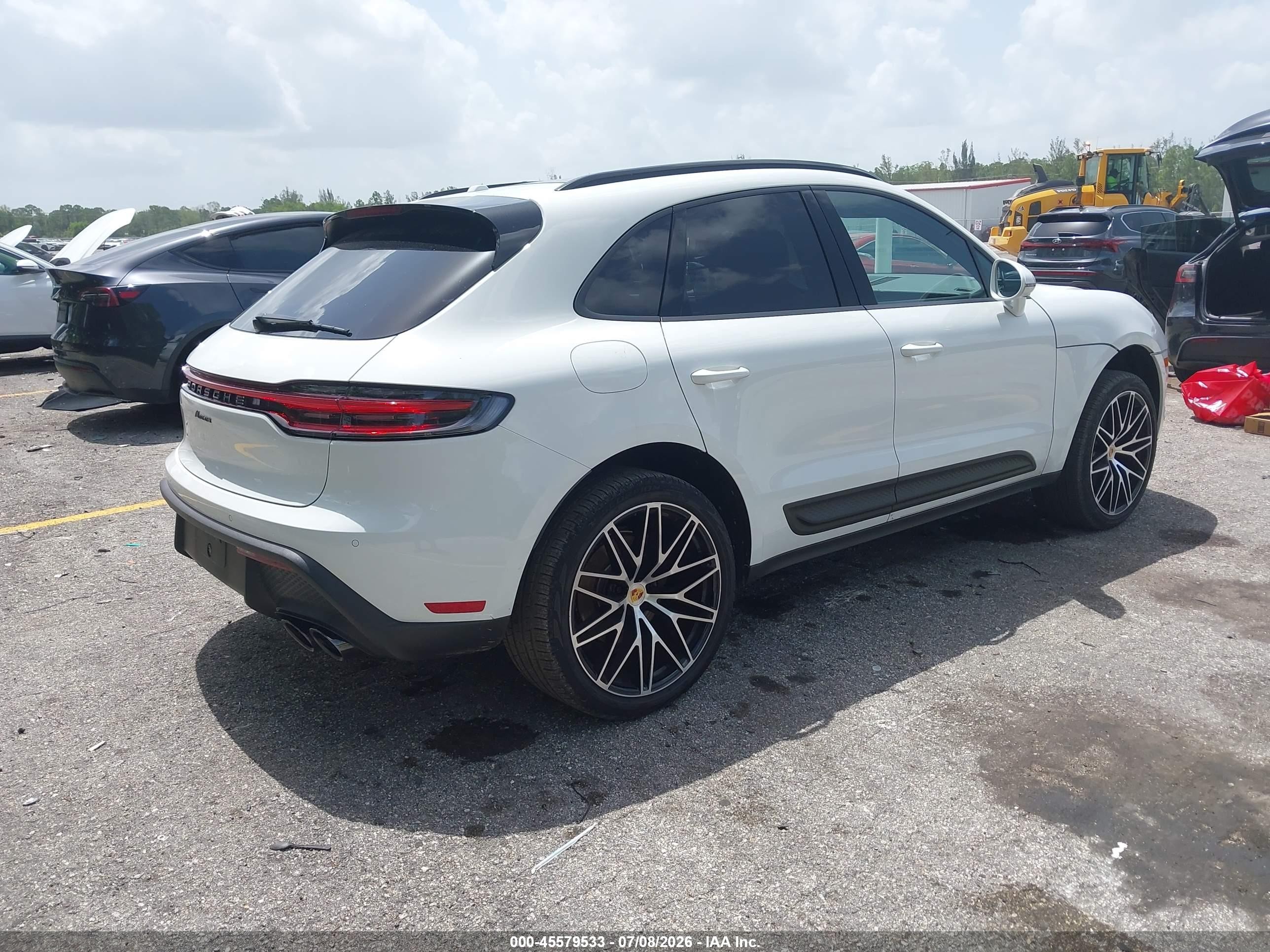 2026 Porsche Macan VIN WP1AA2A51TLB04442 IAAI salvage auction — Side, Rebuildable (Florida), sold $25,850 on 2026-09-08 (photo 4)