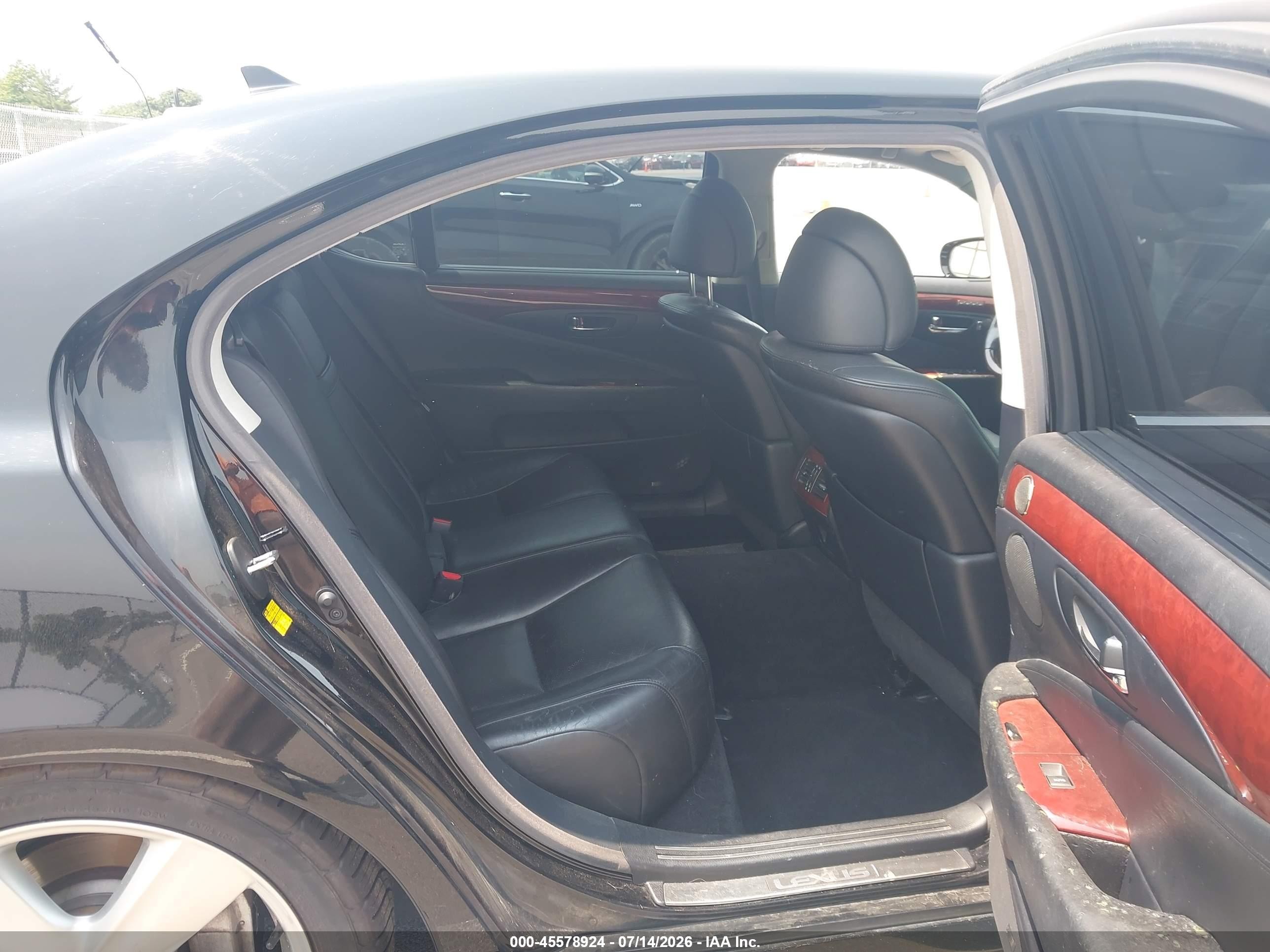 2011 Lexus Ls VIN JTHGL5EF0B5041992 IAAI salvage auction — Side, Clear (Indiana), sold $2,850 on 2026-10-01 (photo 8)