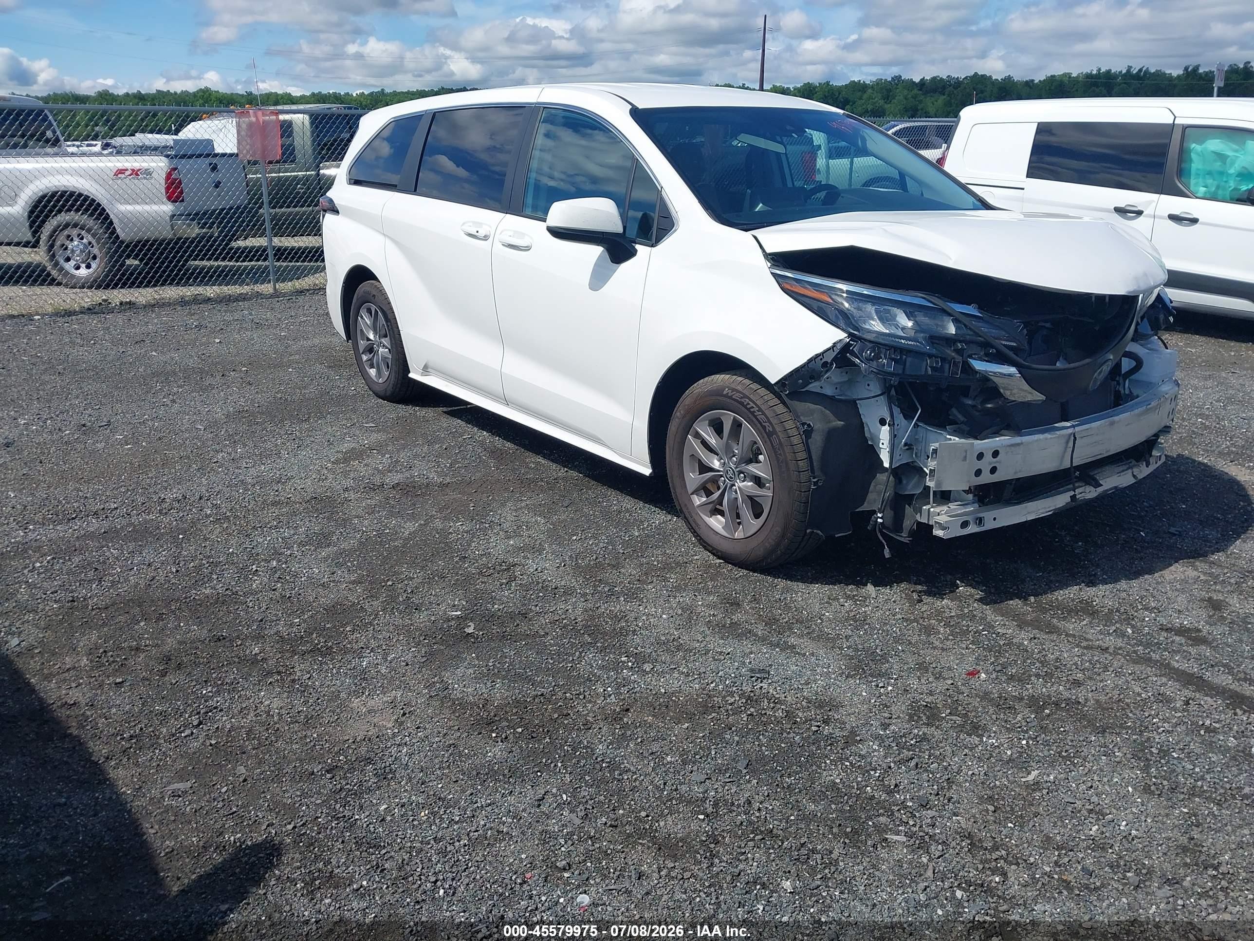 2024 Toyota Sienna VIN 5TDKRKEC4RS212794 — IAAI salvage auction photo