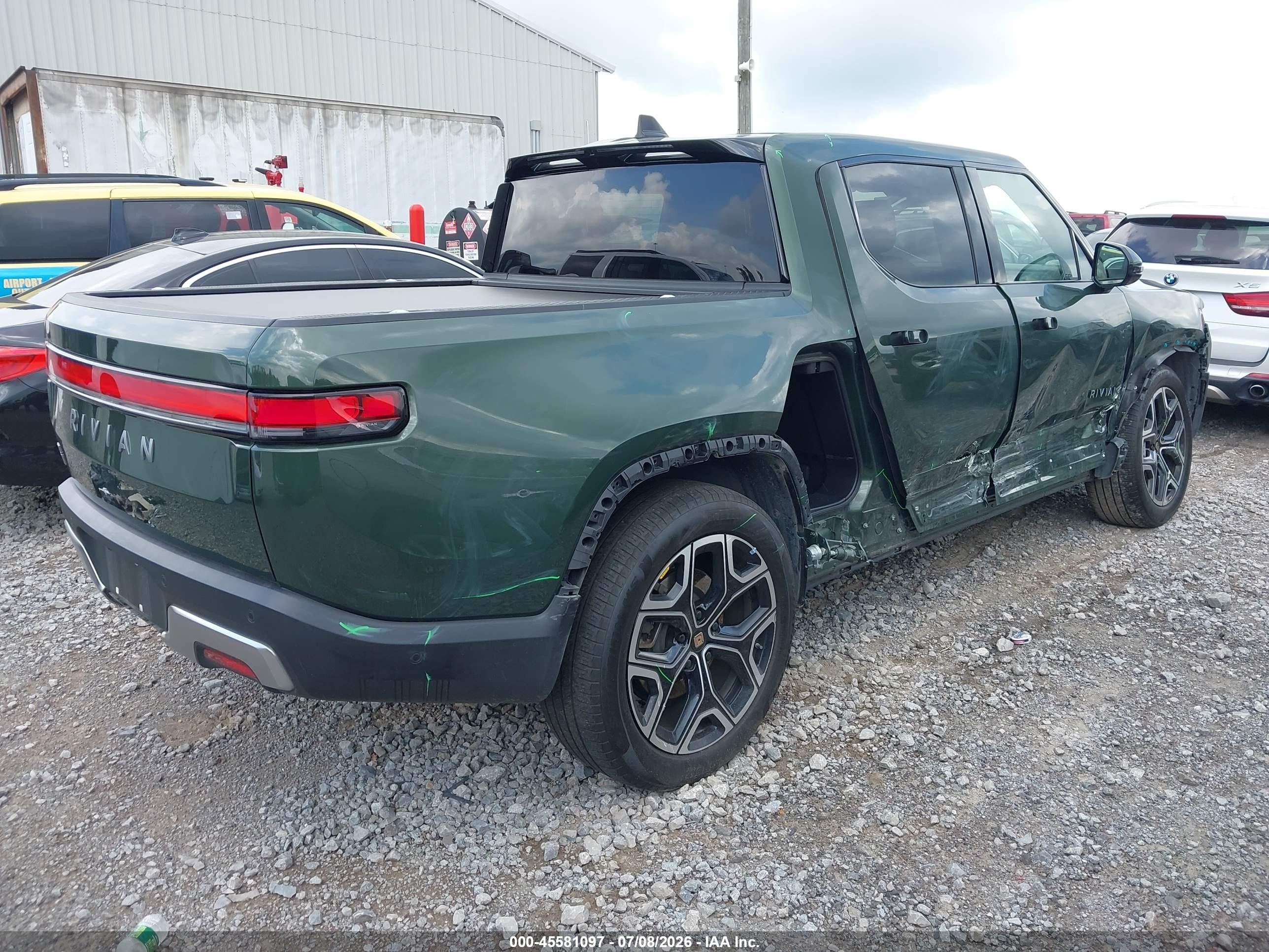 2025 Rivian R1t VIN 7FCTGBAA9SN041450 IAAI salvage auction — Side, Clear (Tennessee), sold $23,850 on 2026-09-03 (photo 4)