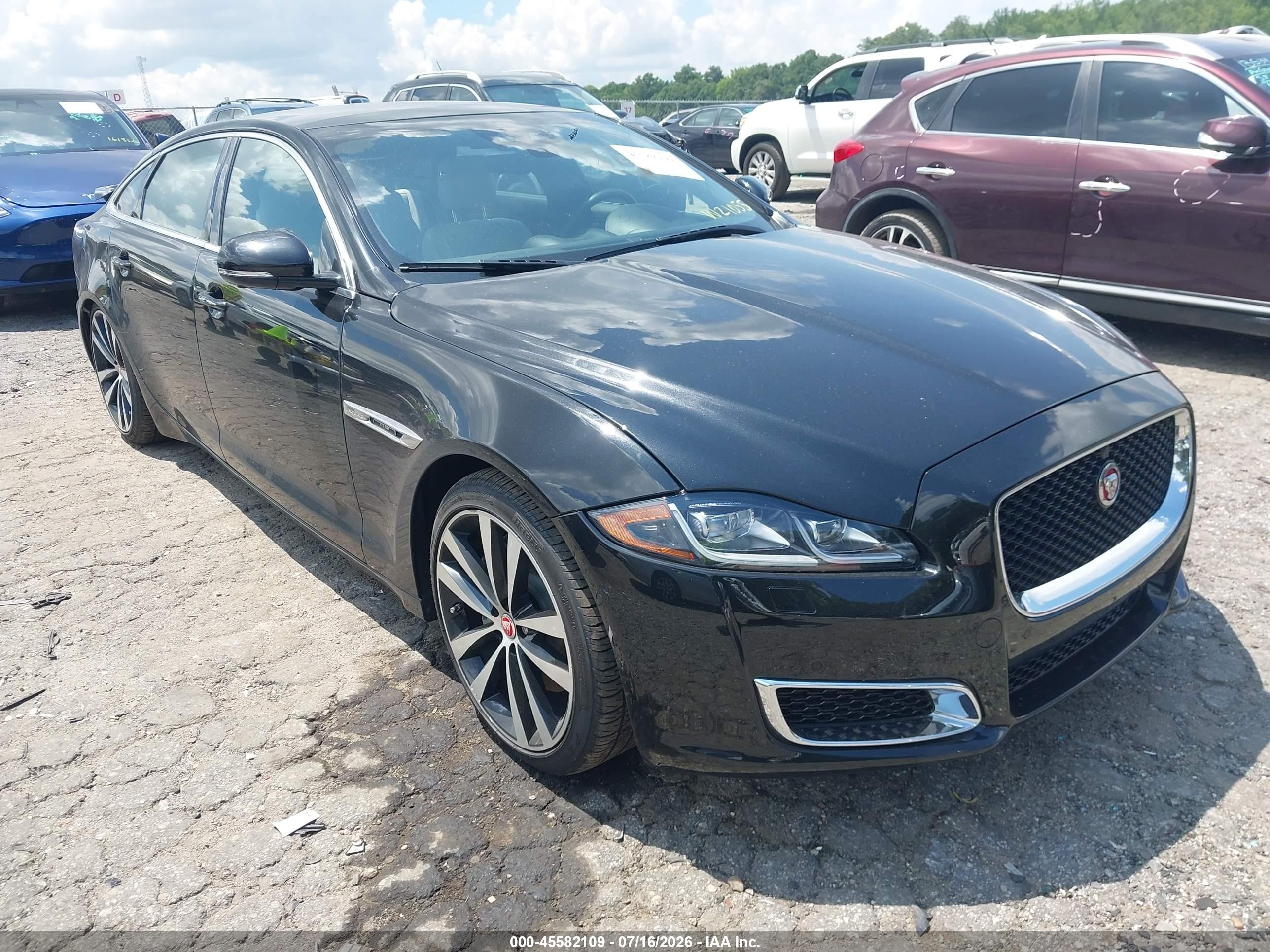2019 Jaguar XJ-Series VIN SAJWJ2GD3K8W21055 — IAAI salvage auction photo