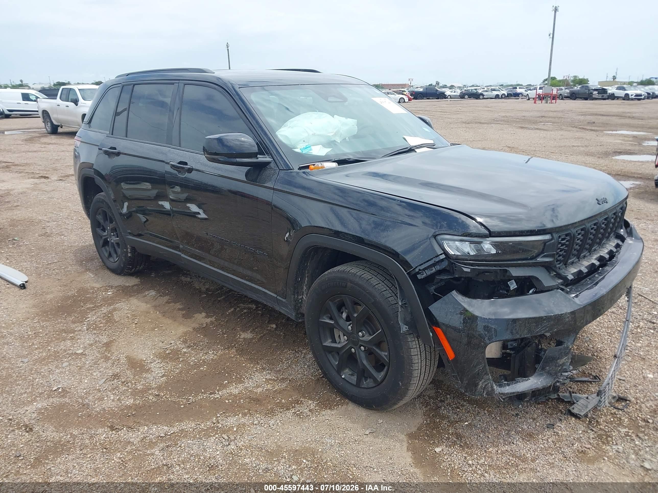 2025 Jeep Grand Cherokee VIN 1C4RJGAGXS8752799 — IAAI salvage auction photo