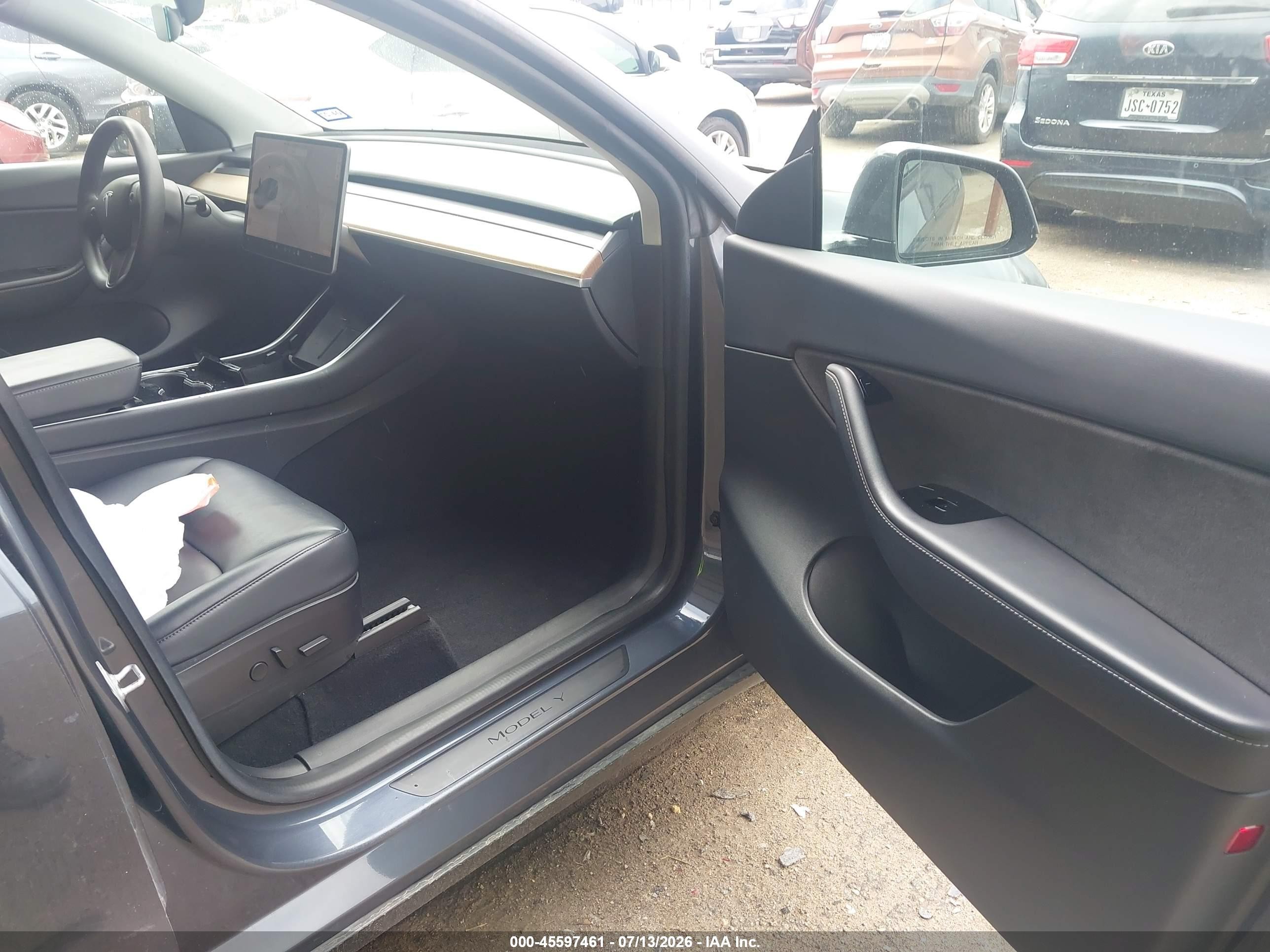 2020 Tesla Model y VIN 5YJYGDEF1LF025322 IAAI salvage auction — Side, Original (Texas), sold $9,600 on 2026-10-08 (photo 5)