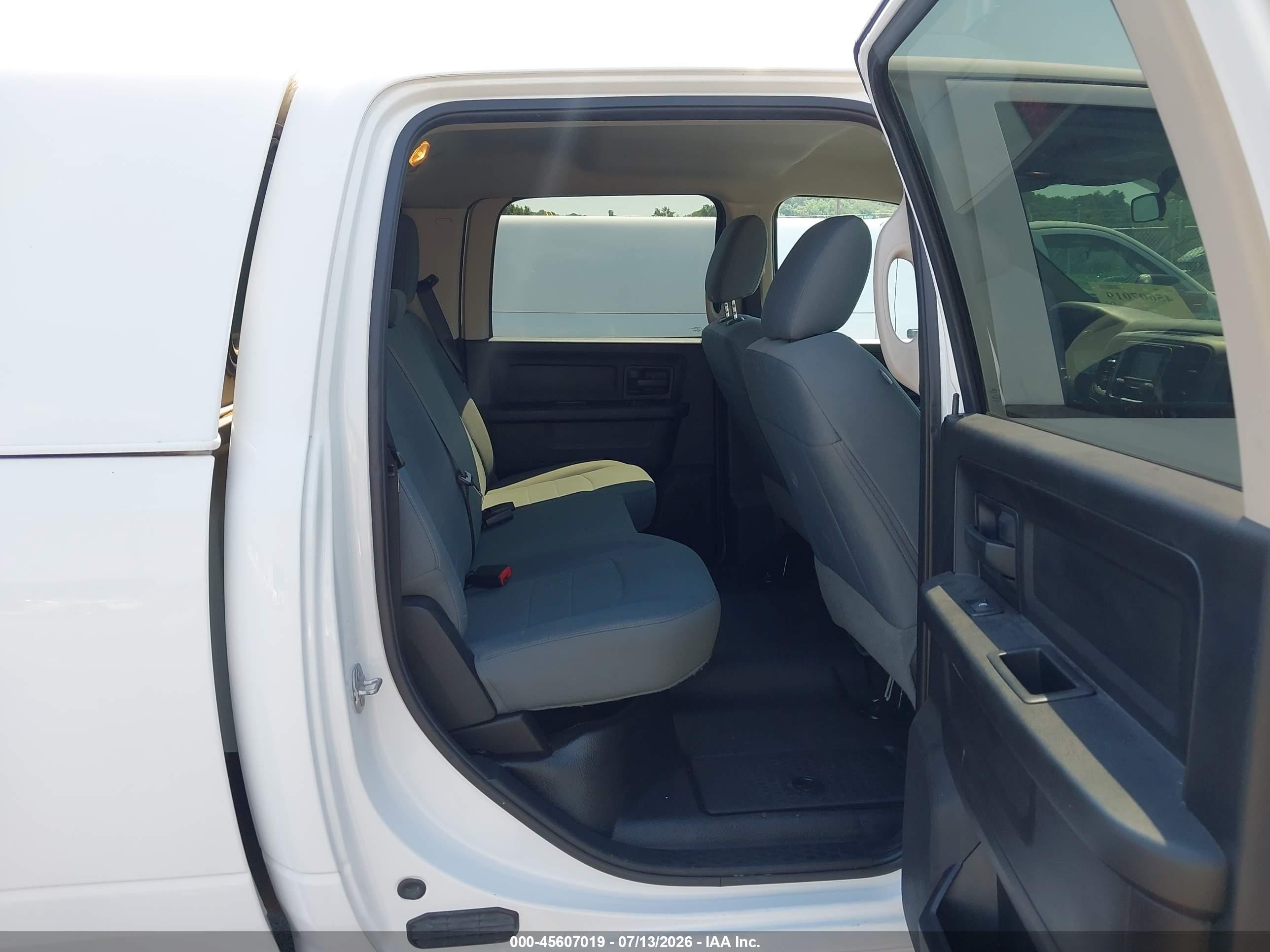2017 Ram 3500 VIN 3C63R3GL2HG762328 IAAI salvage auction — Normal Wear, SF97 (Illinois), sold $32,750 on 2026-09-03 (photo 8)