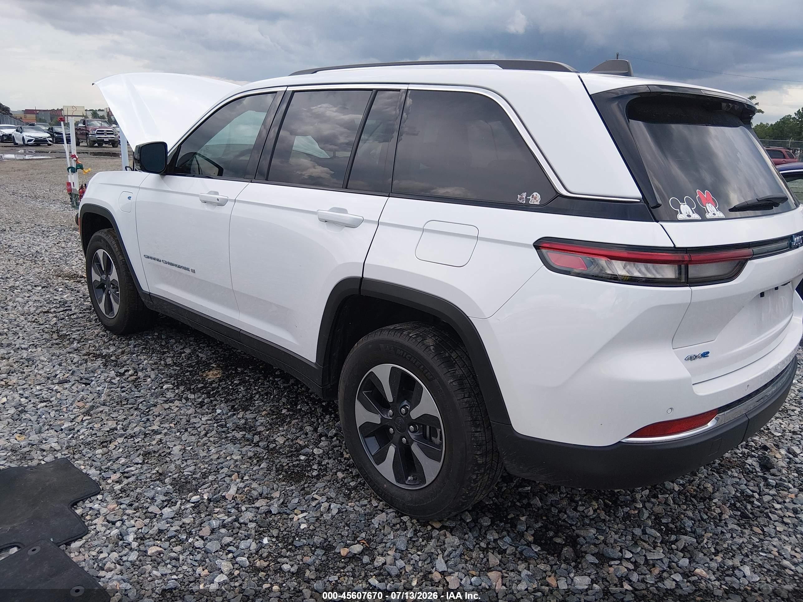 2024 Jeep Grand Cherokee VIN 1C4RJYB66RC713856 IAAI salvage auction — Side, Wait Title, sold $14,100 on 2026-09-20 (photo 3)