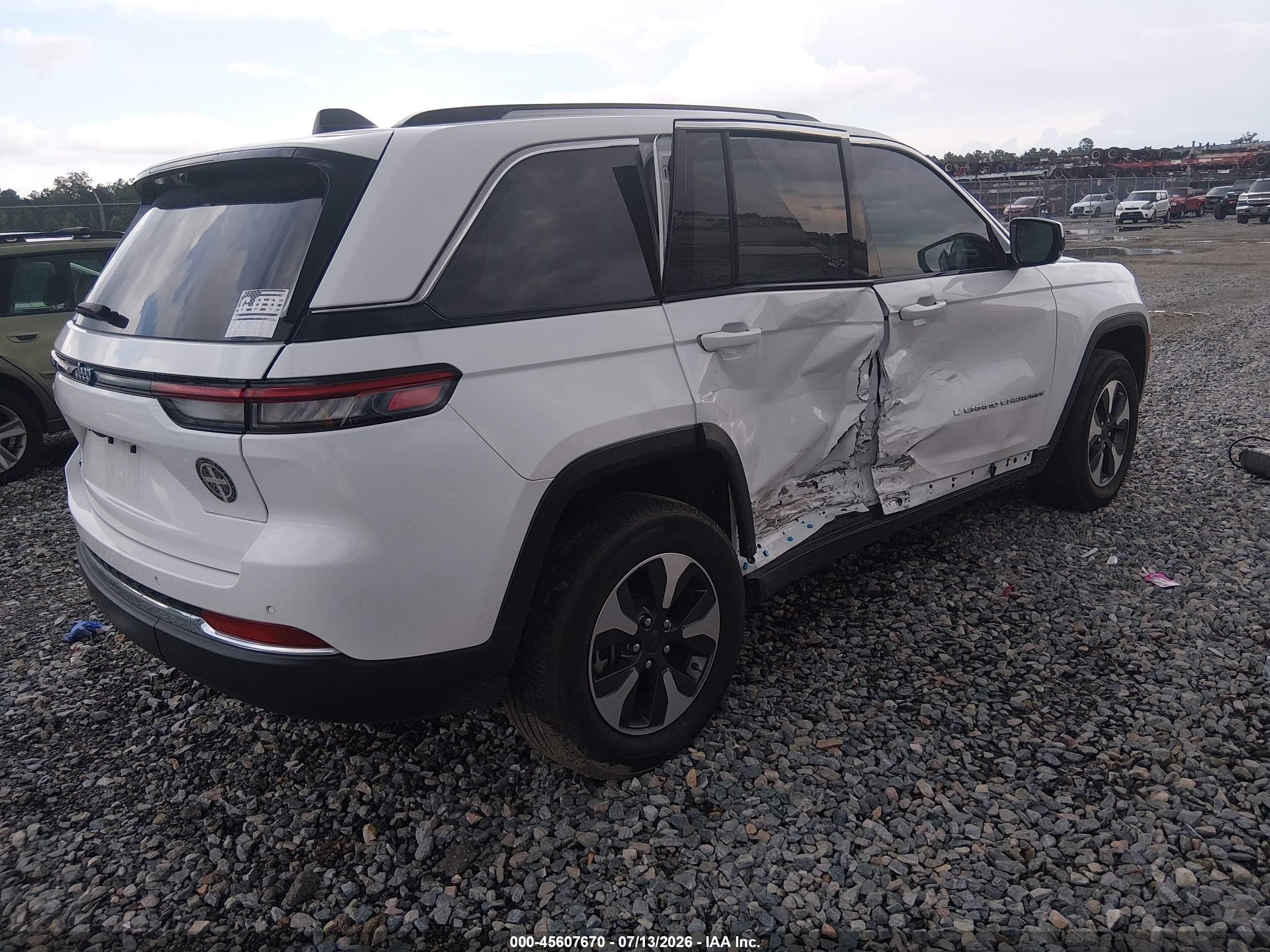2024 Jeep Grand Cherokee VIN 1C4RJYB66RC713856 IAAI salvage auction — Side, Wait Title, sold $14,100 on 2026-09-20 (photo 4)