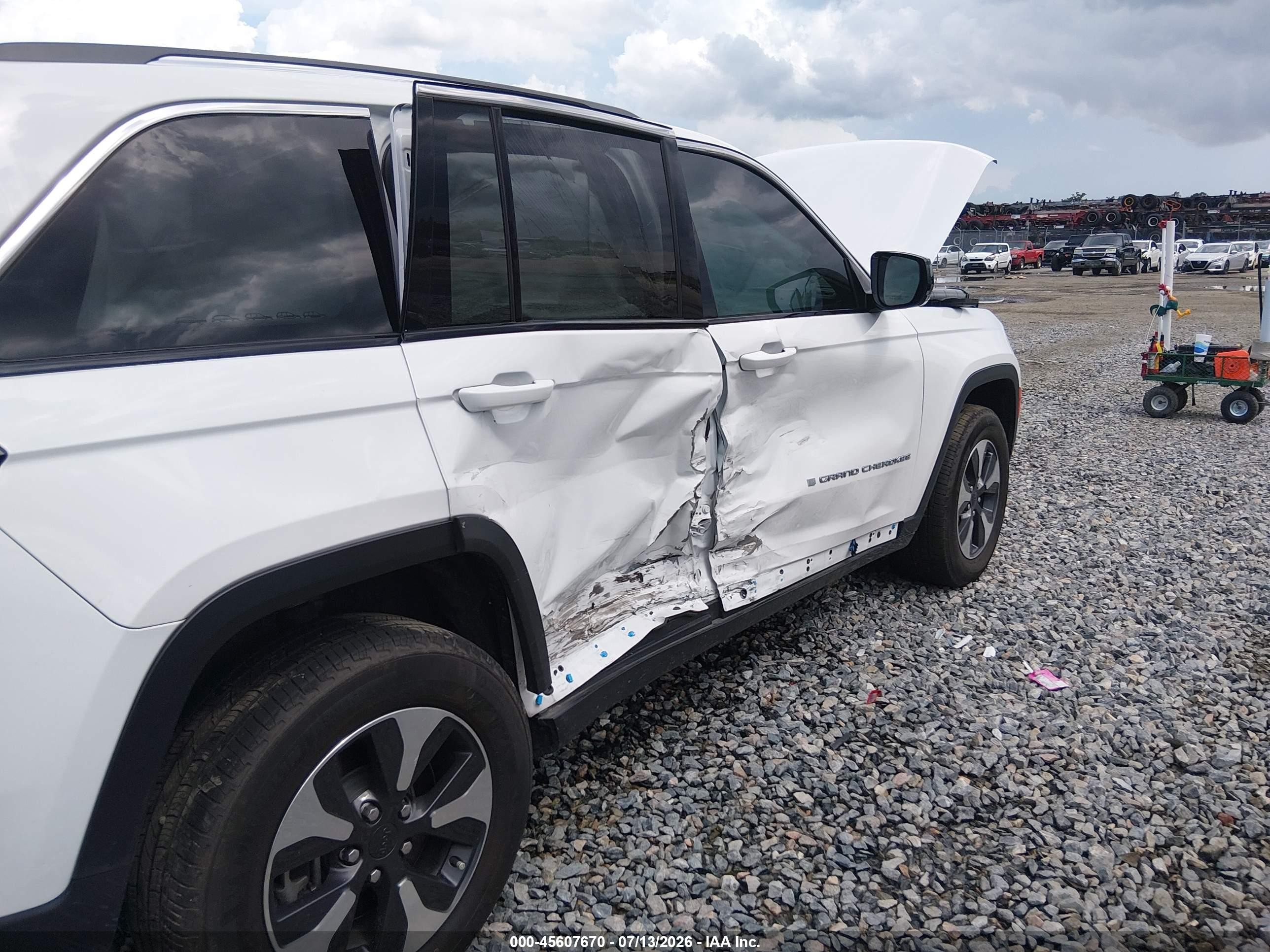 2024 Jeep Grand Cherokee VIN 1C4RJYB66RC713856 IAAI salvage auction — Side, Wait Title, sold $14,100 on 2026-09-20 (photo 6)
