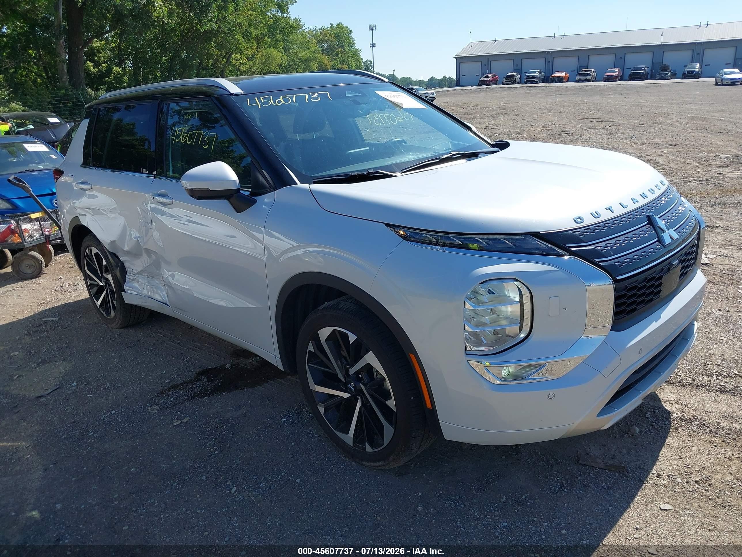 2024 Mitsubishi Outlander VIN JA4J4WA82RZ062583 — IAAI salvage auction photo