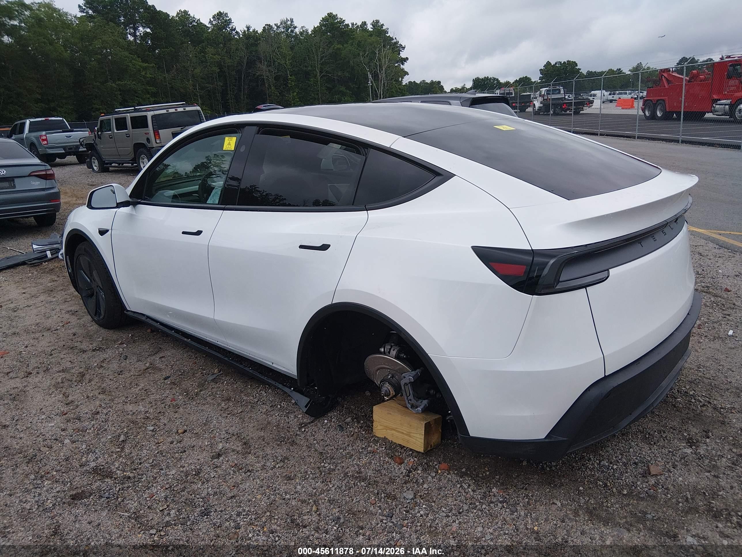 2026 Tesla Model Y VIN 7SAYGDED1TF626280 IAAI salvage auction — Side, Salvage (South Carolina), sold $12,000 on 2026-09-11 (photo 3)