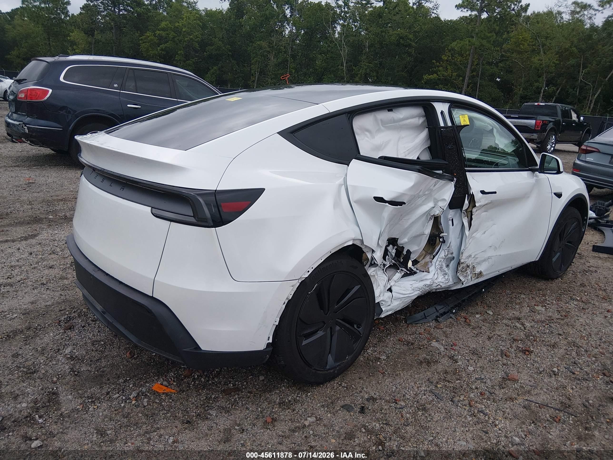 2026 Tesla Model Y VIN 7SAYGDED1TF626280 IAAI salvage auction — Side, Salvage (South Carolina), sold $12,000 on 2026-09-11 (photo 4)
