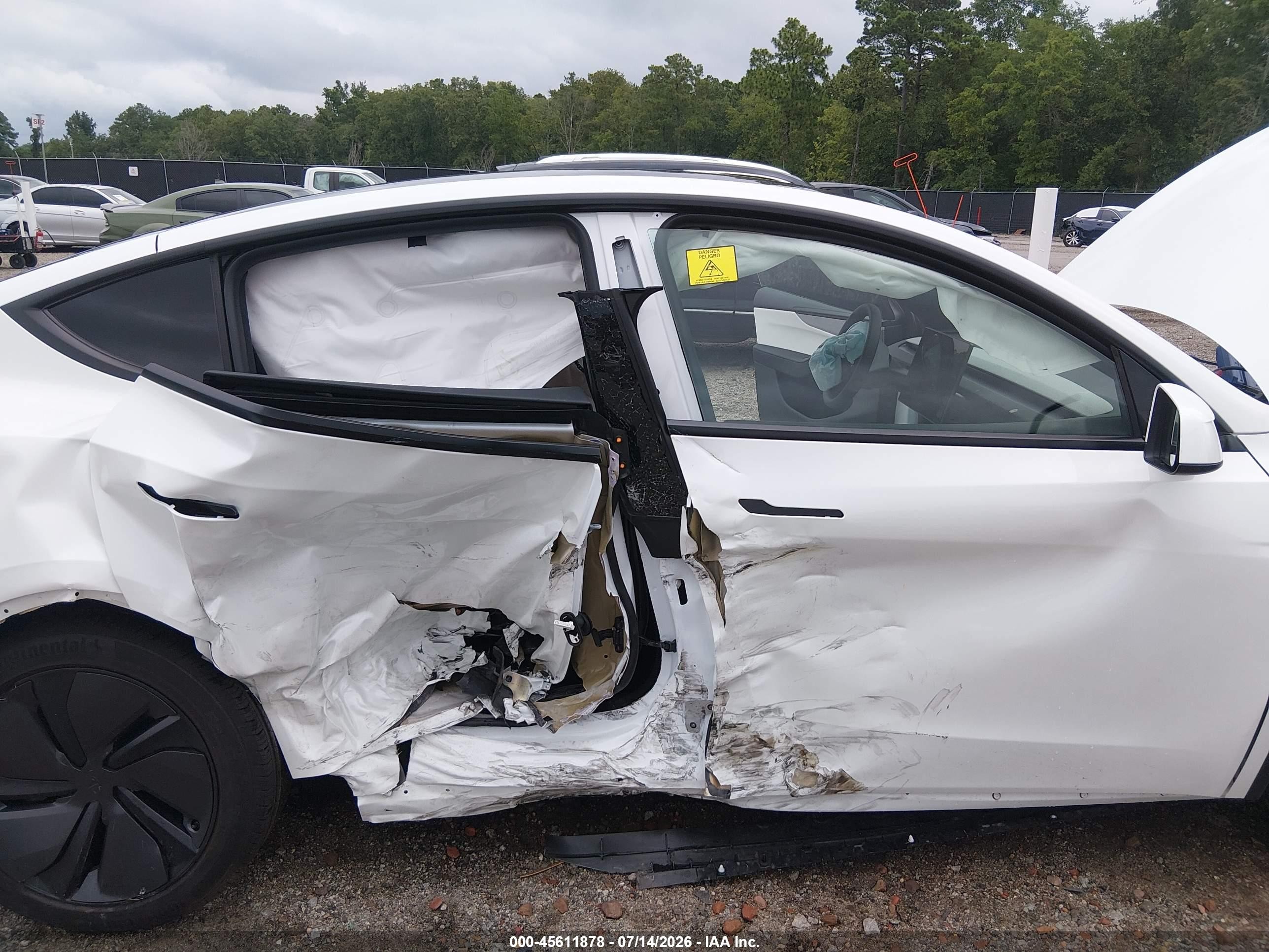 2026 Tesla Model Y VIN 7SAYGDED1TF626280 IAAI salvage auction — Side, Salvage (South Carolina), sold $12,000 on 2026-09-11 (photo 6)