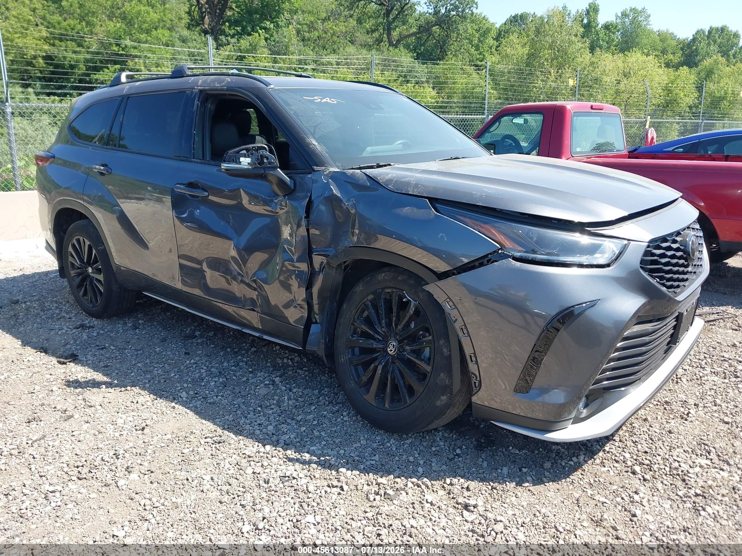 2024 Toyota Highlander VIN 5TDKDRBH2RS564733 — IAAI salvage auction photo