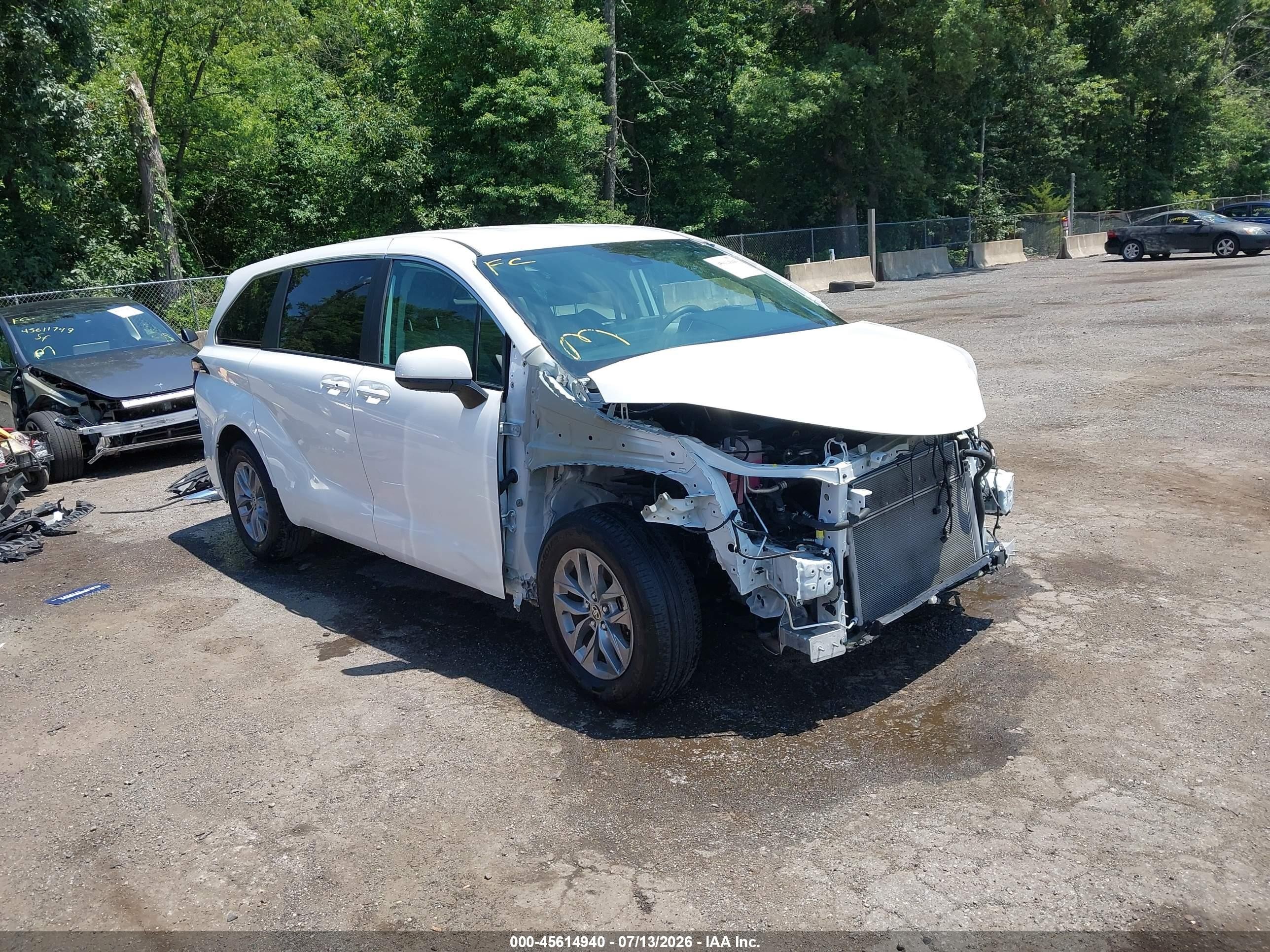 2024 Toyota Sienna VIN 5TDKRKECXRS207261 — IAAI salvage auction photo