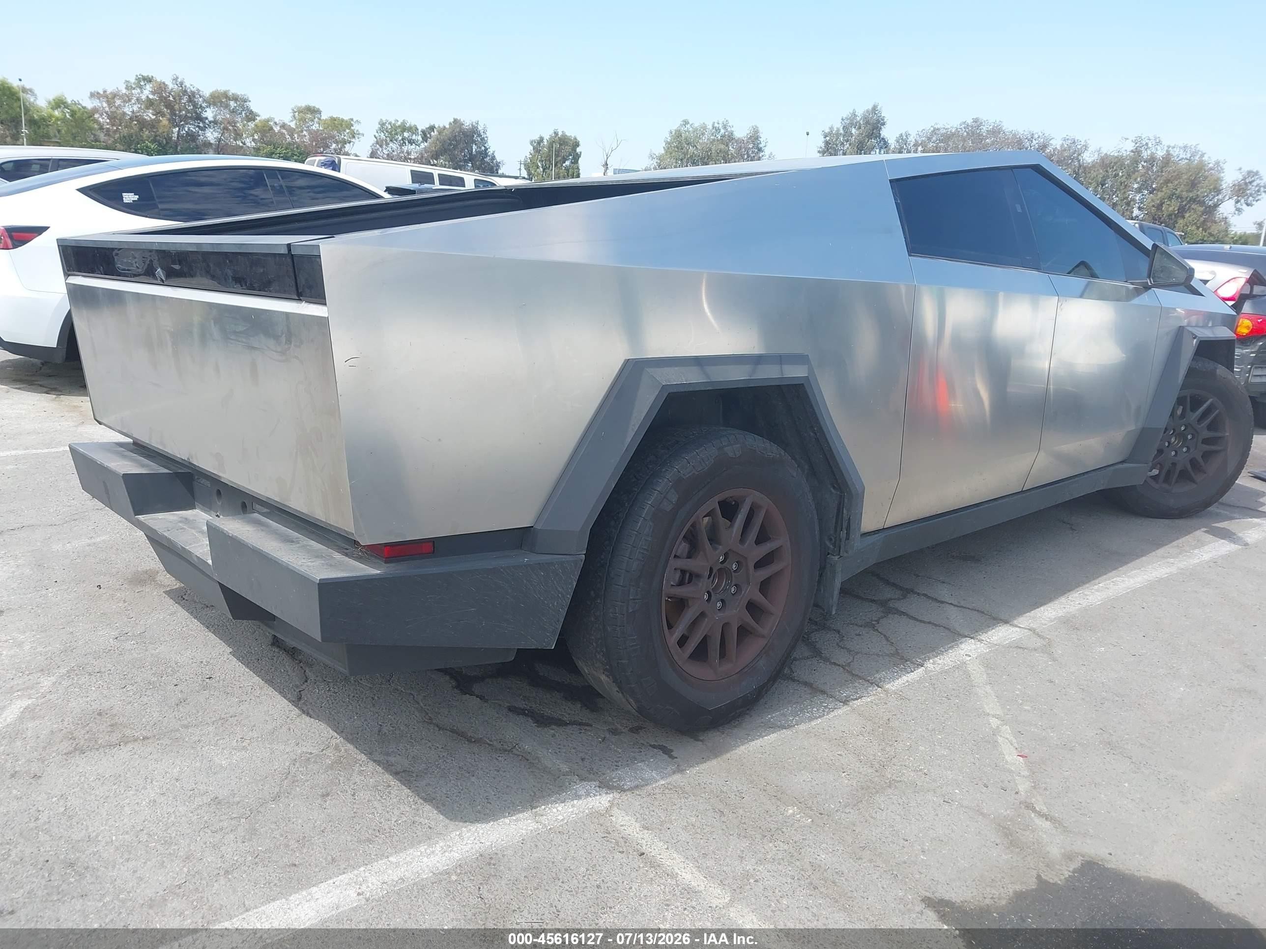 2025 Tesla Cybertruck VIN 7G2CEHED3SA073449 IAAI salvage auction — Front End, Salvage (California), sold $27,850 on 2026-08-13 (photo 4)