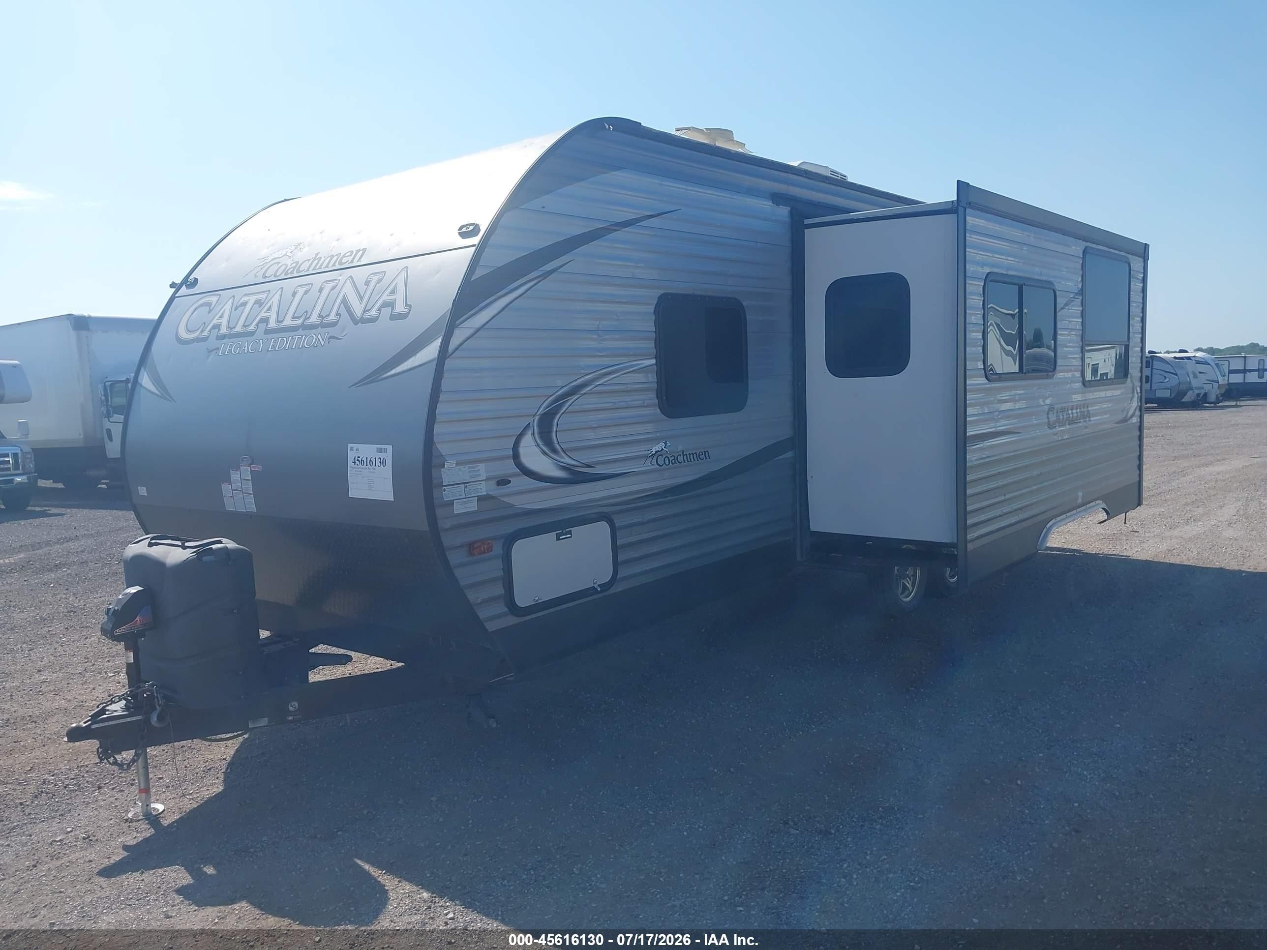 2017 Coachmen Catalina VIN 5ZT2CANB0HA026201 IAAI salvage auction — Hail, Original (Texas), sold $3,950 on 2026-09-23 (photo 2)