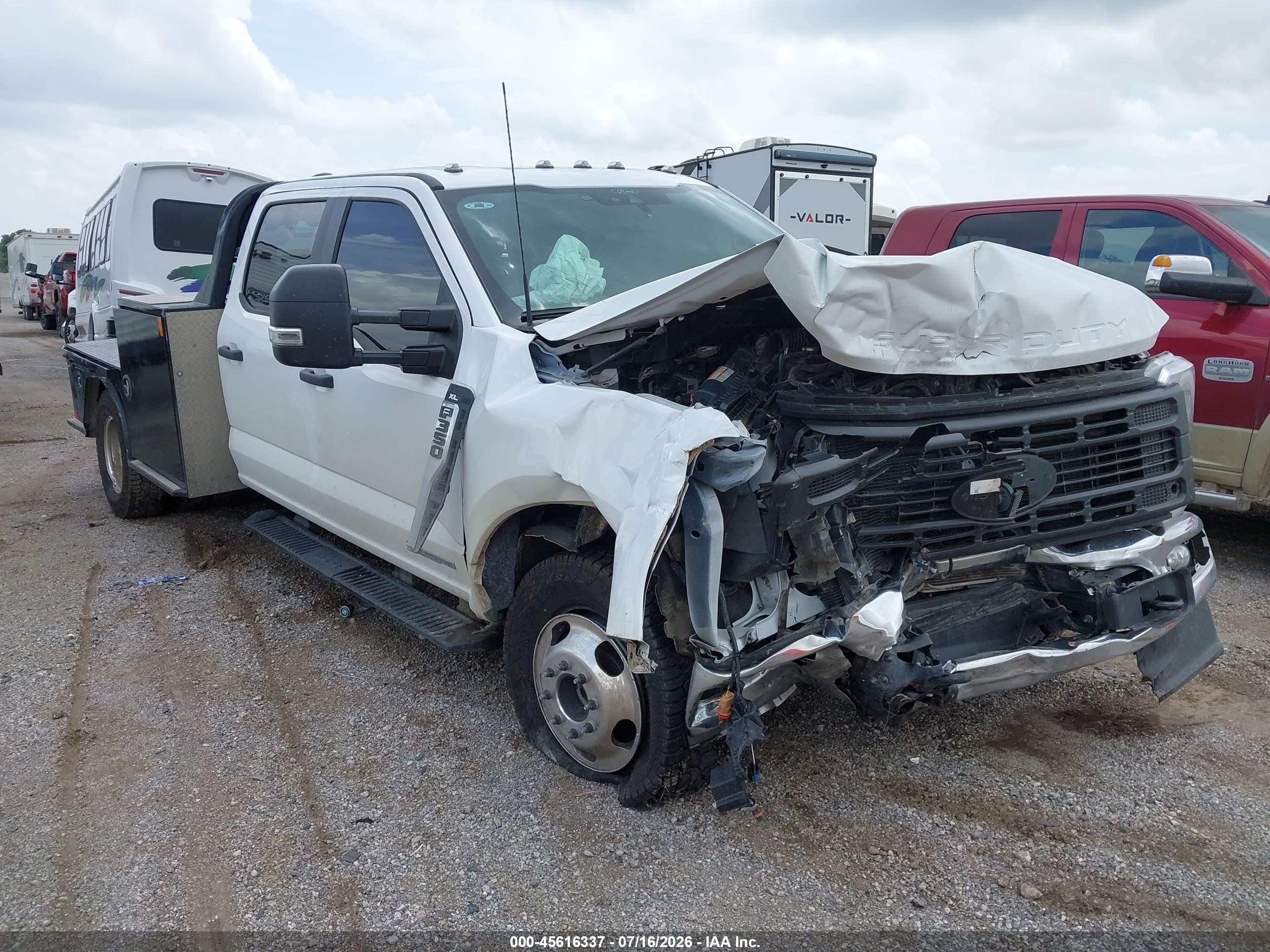 2025 Ford F-350 VIN 1FT8W3DT0SEC27153 — IAAI salvage auction photo