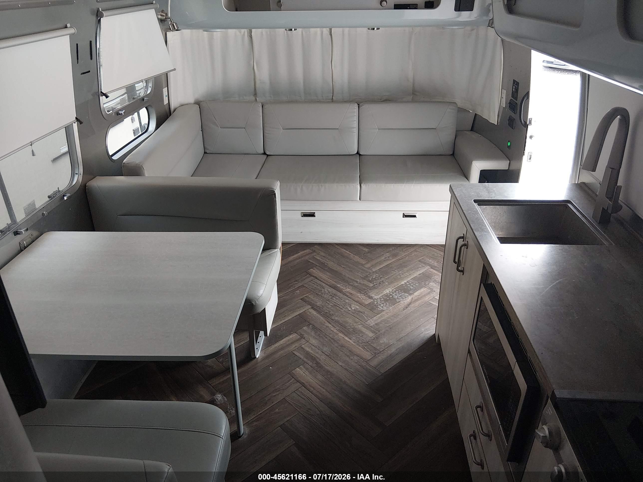 2022 Airstream 30rb VIN 1STJFYP24NJ560857 IAAI salvage auction — Side, Salvage (Arizona), sold $15,350 on 2026-08-26 (photo 8)
