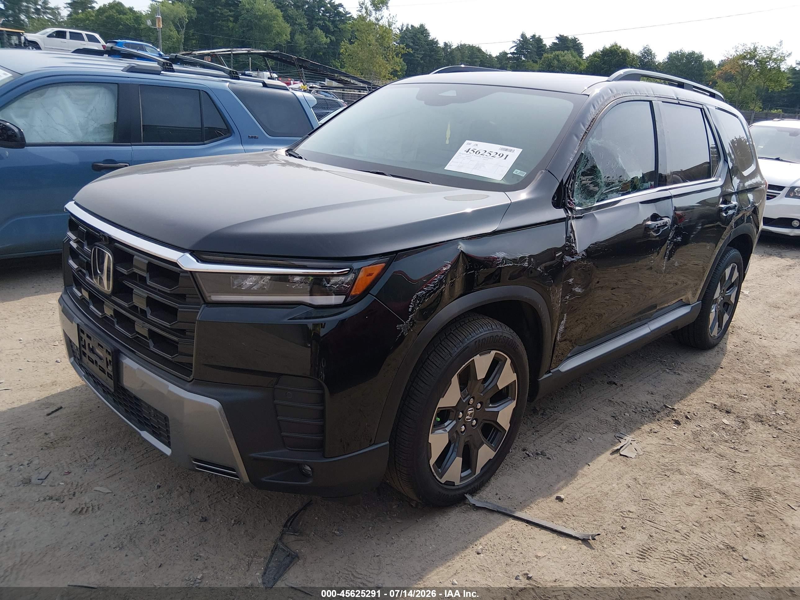 2026 Honda Pilot VIN 5FNYG1H71TB017031 IAAI salvage auction — Side, Salvage (Massachusetts), sold $25,000 on 2026-09-23 (photo 2)
