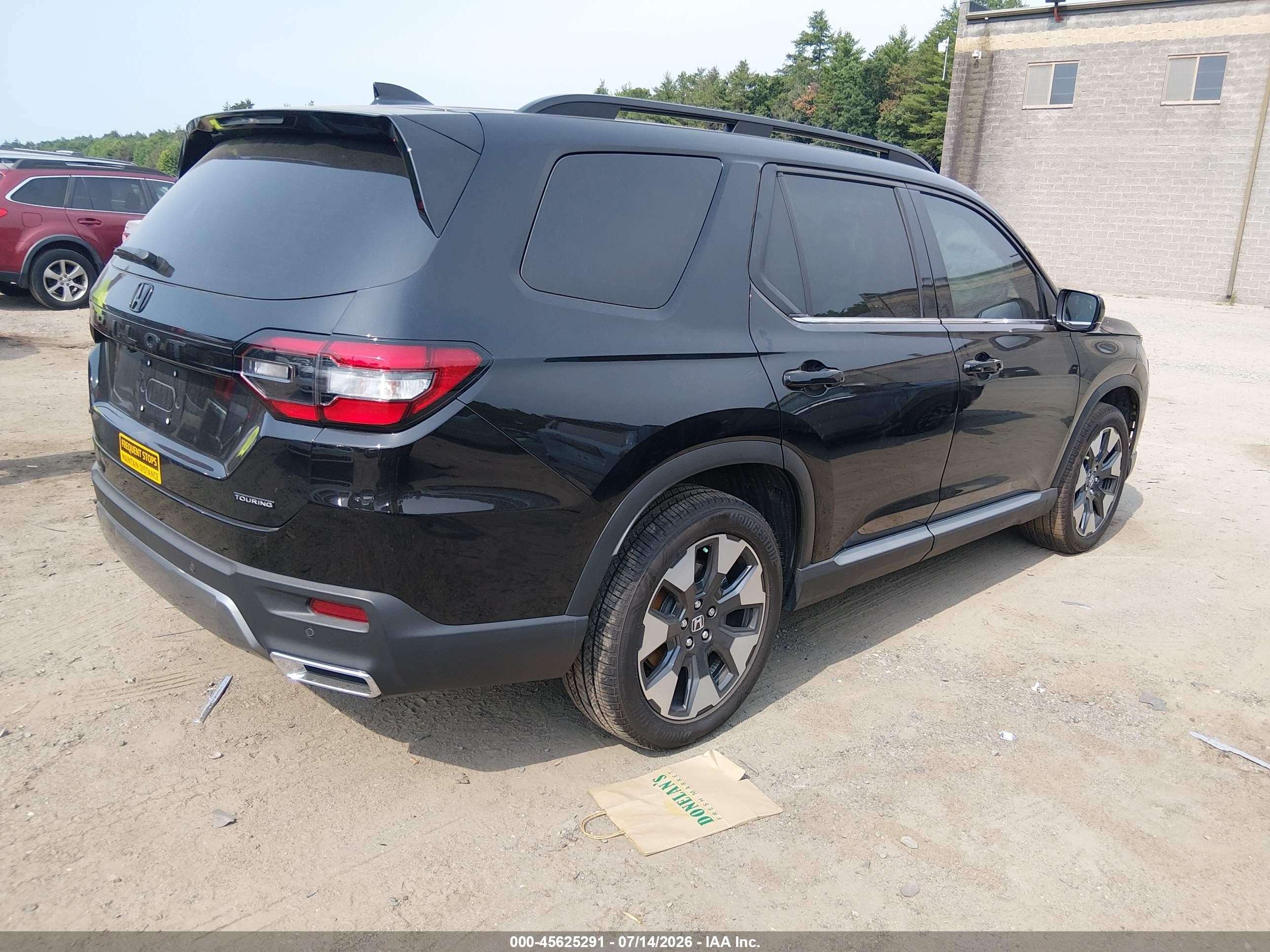 2026 Honda Pilot VIN 5FNYG1H71TB017031 IAAI salvage auction — Side, Salvage (Massachusetts), sold $25,000 on 2026-09-23 (photo 4)
