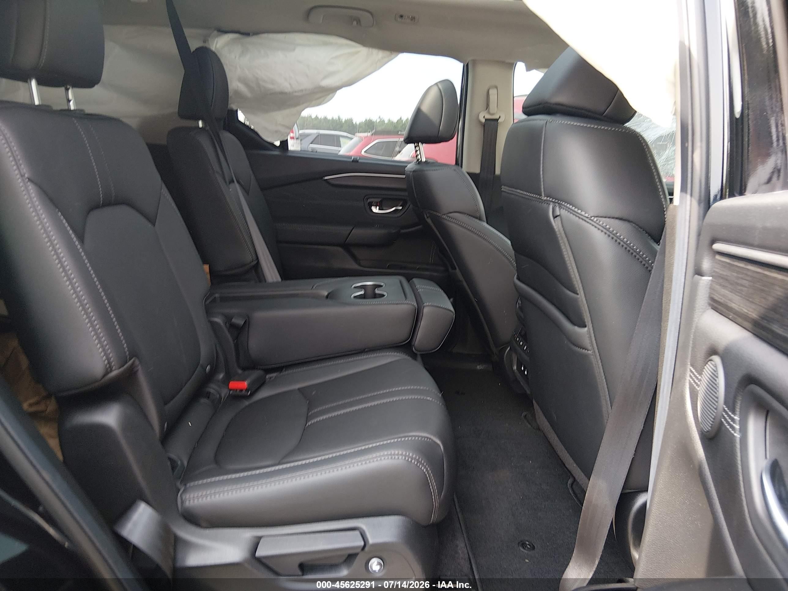 2026 Honda Pilot VIN 5FNYG1H71TB017031 IAAI salvage auction — Side, Salvage (Massachusetts), sold $25,000 on 2026-09-23 (photo 8)