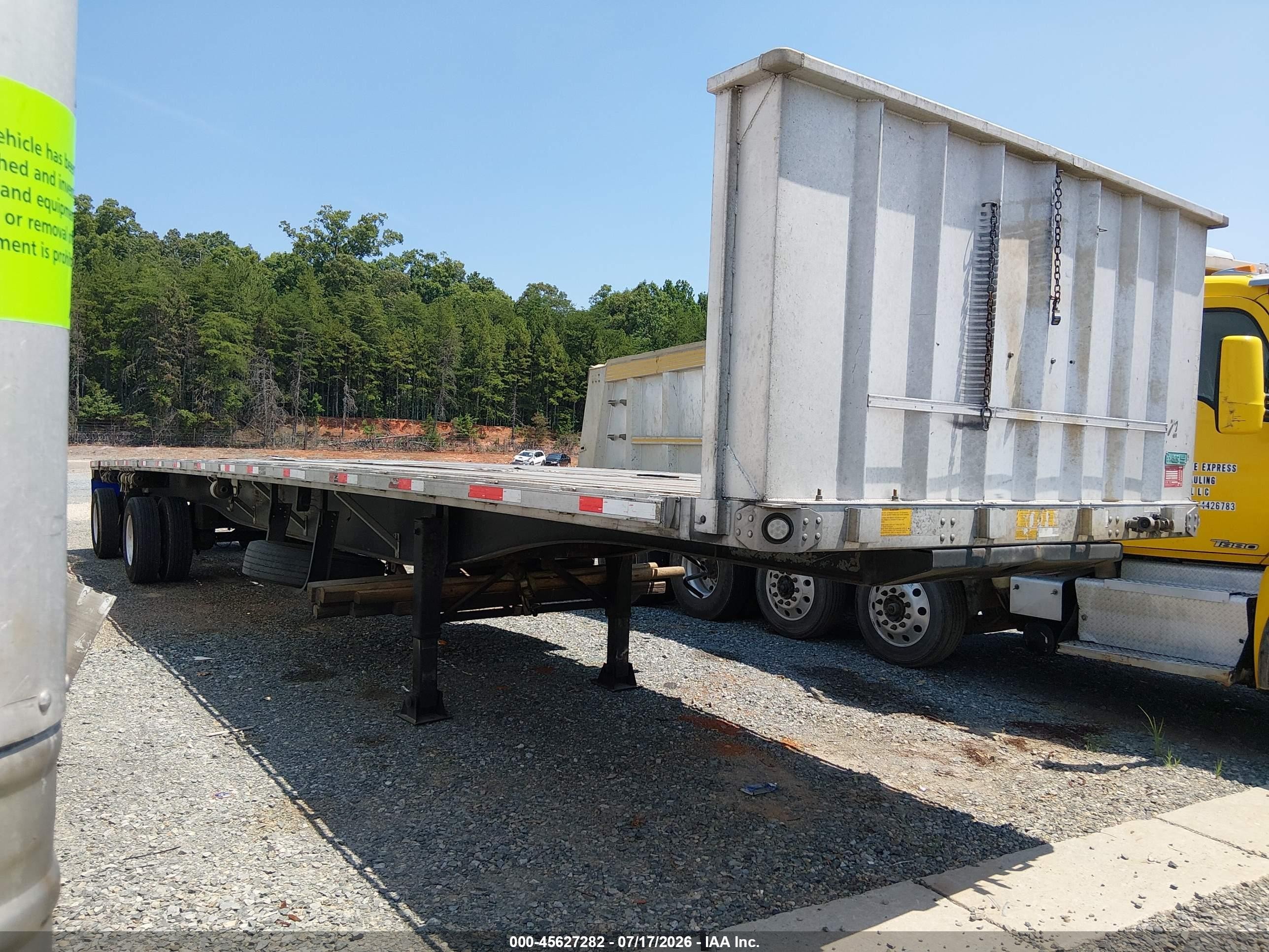 2002 Utility Trailer Mfg Flatbed VIN 1UYFS24892A784905 IAAI salvage auction — Theft, Junk Receipt (North Carolina), sold $5,275 on 2026-09-09 (photo 1)