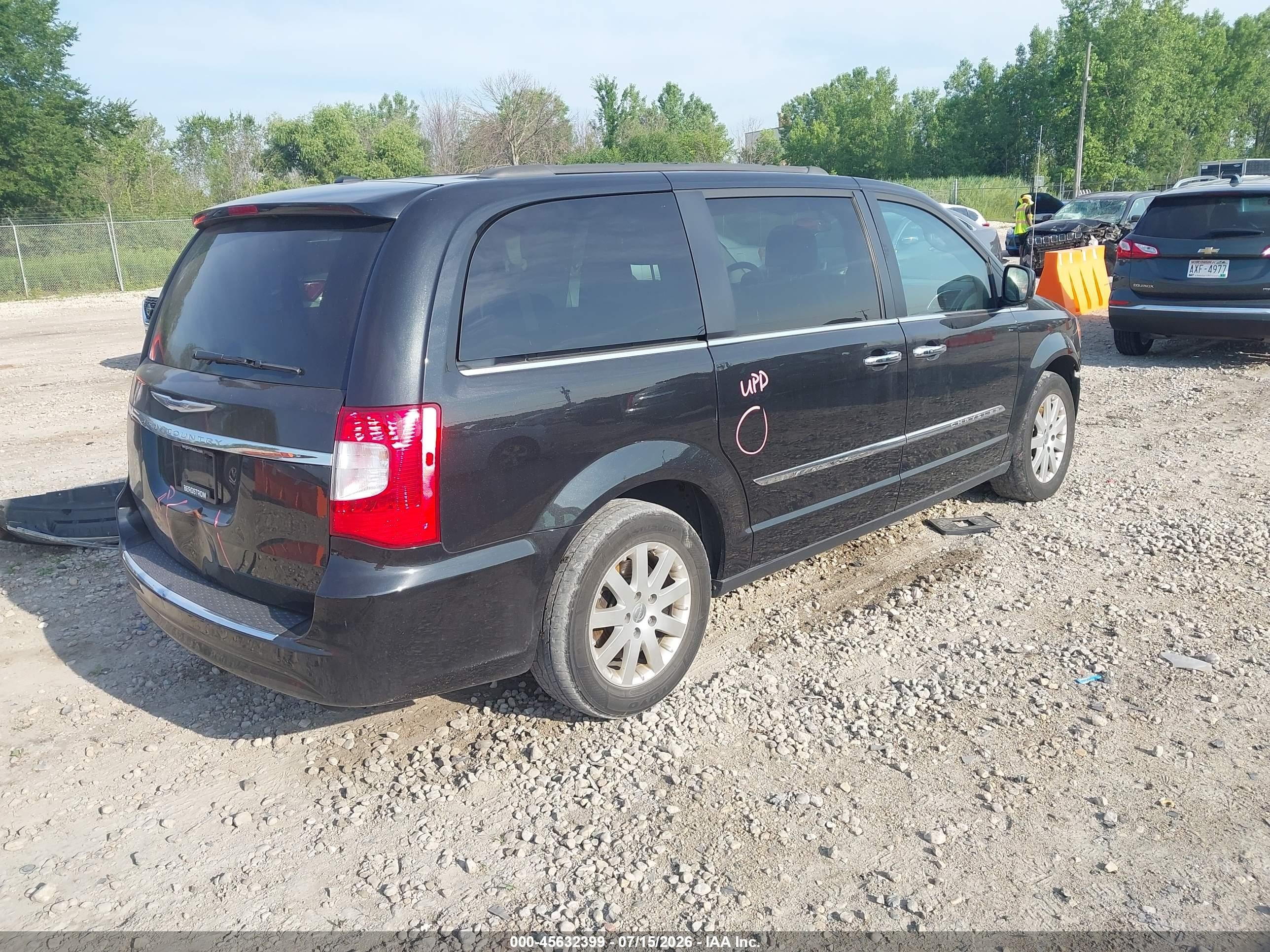 2016 Chrysler Town & Country VIN 2C4RC1BG8GR261083 IAAI salvage auction — Front End, Clear (Wisconsin), sold $1,850 on 2026-09-13 (photo 4)