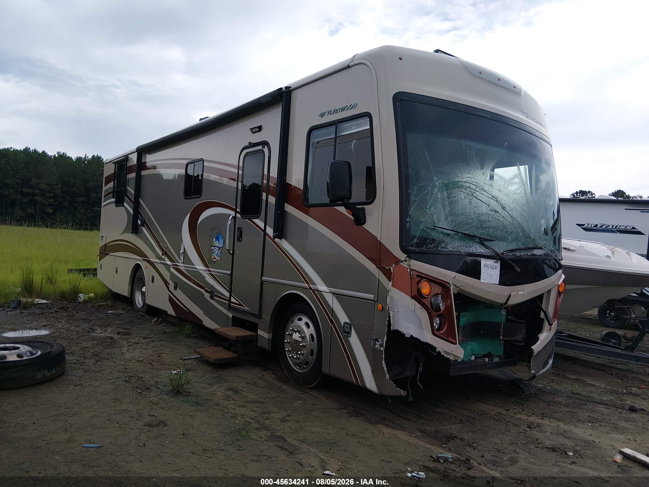 2013 Freightliner Chassis VIN 4UZAAJDT1DCFB2926 — IAAI salvage auction photo