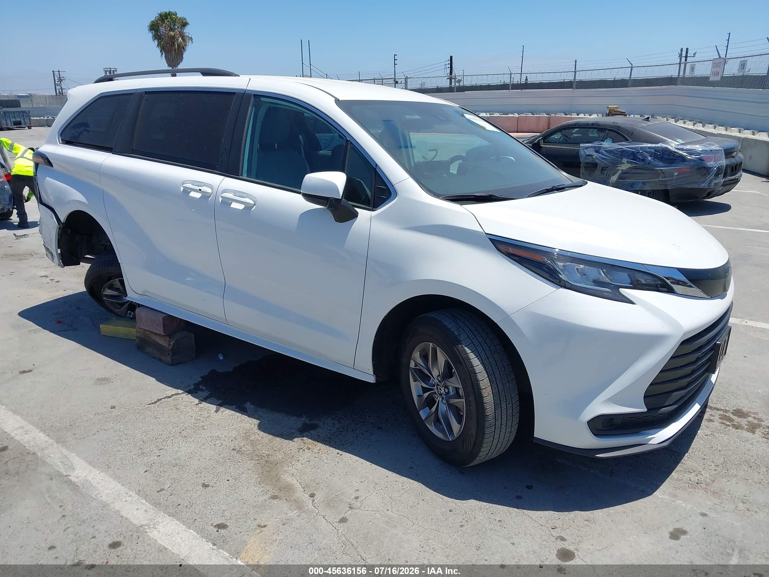 2023 Toyota Sienna VIN 5TDKRKEC6PS161084 — IAAI salvage auction photo