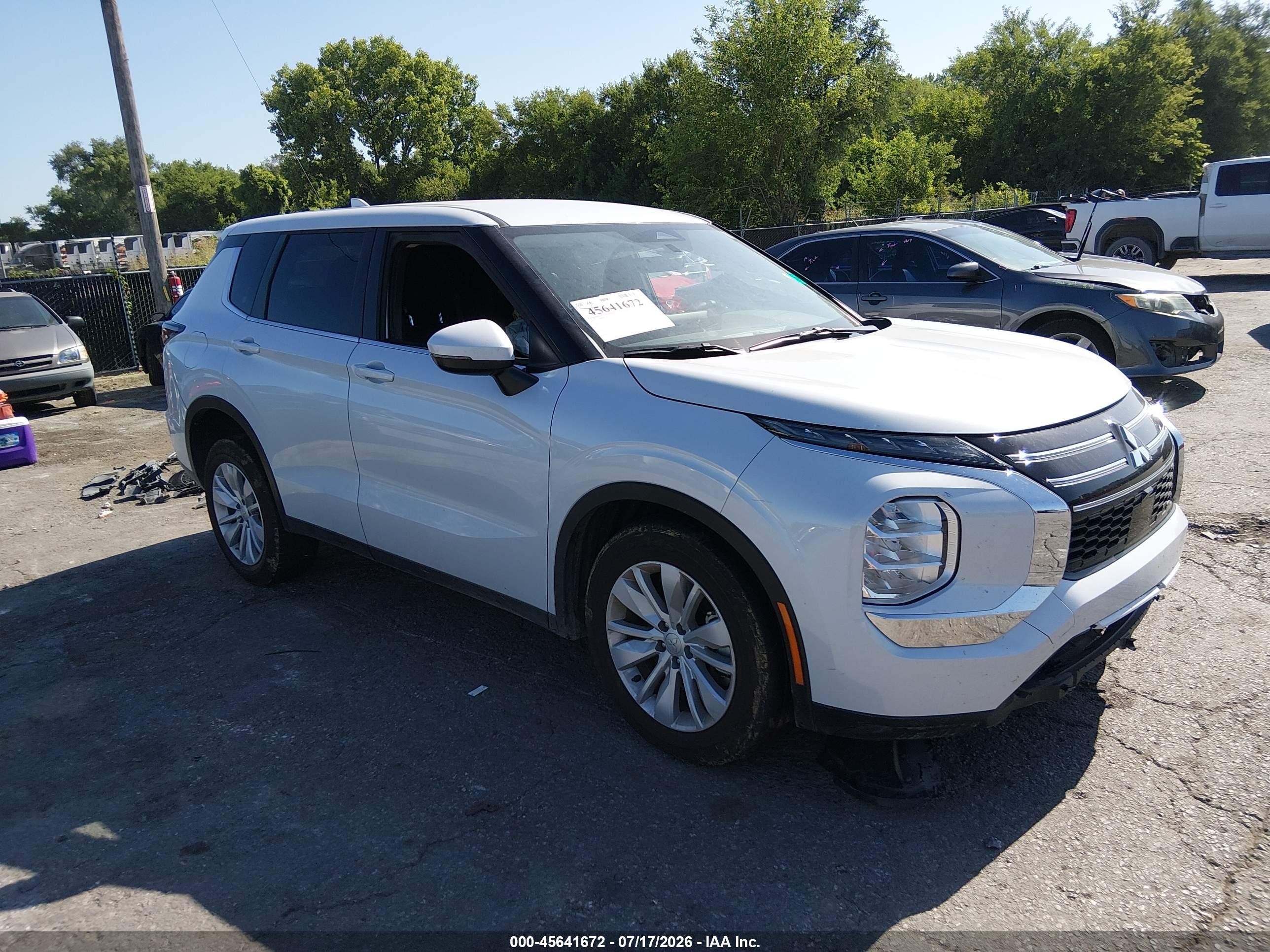 2026 Mitsubishi Outlander VIN JA4J3UAB5TZ014599 — IAAI salvage auction photo