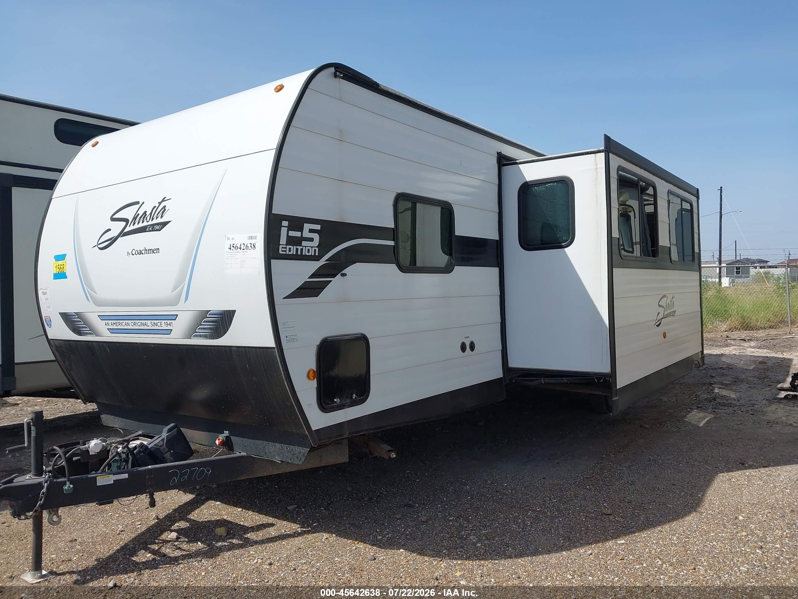 2025 Forest River Shasta VIN 5ZT2SSXB8SE022709 IAAI salvage auction — Hail, Original (Texas), sold $14,700 on 2026-10-06 (photo 2)