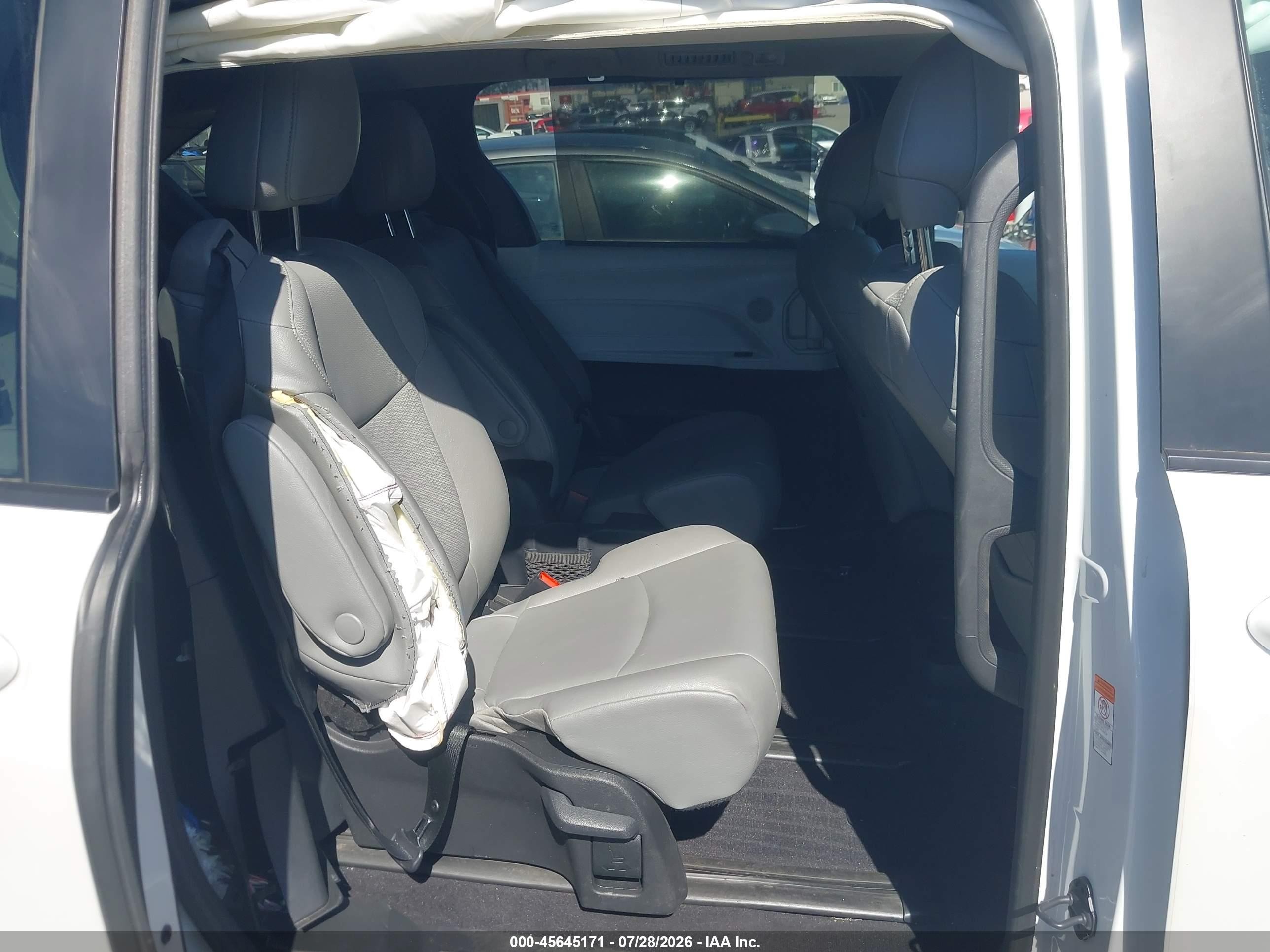 2026 Toyota Sienna VIN 5TDYSKFC3TS228943 IAAI salvage auction — Rear End, Salvage (California), sold $24,300 on 2026-08-19 (photo 8)