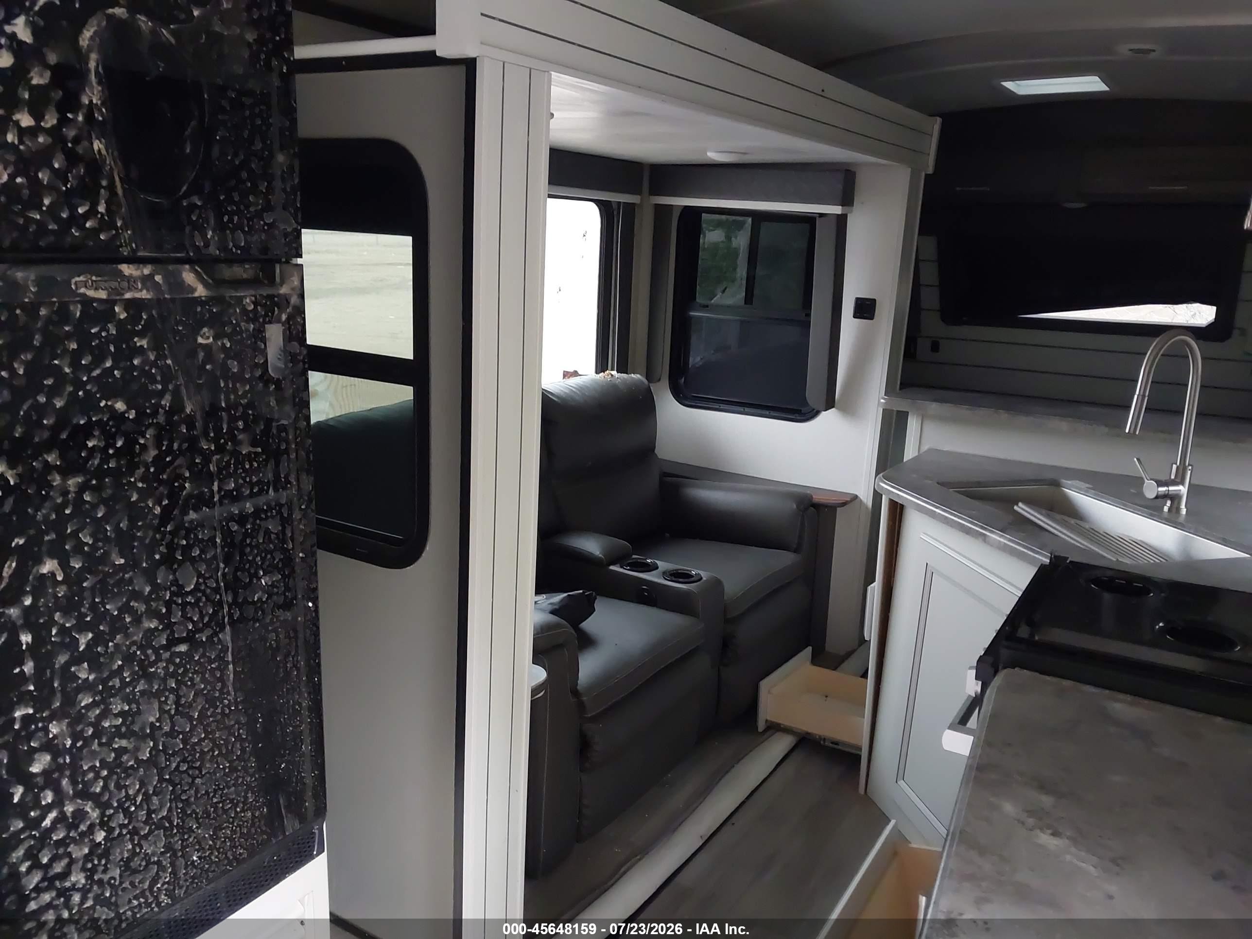 2024 Keystone Cougar VIN 4YDTCGK22RV500122 IAAI salvage auction — Side, Original (Texas), sold $3,900 on 2026-09-25 (photo 5)