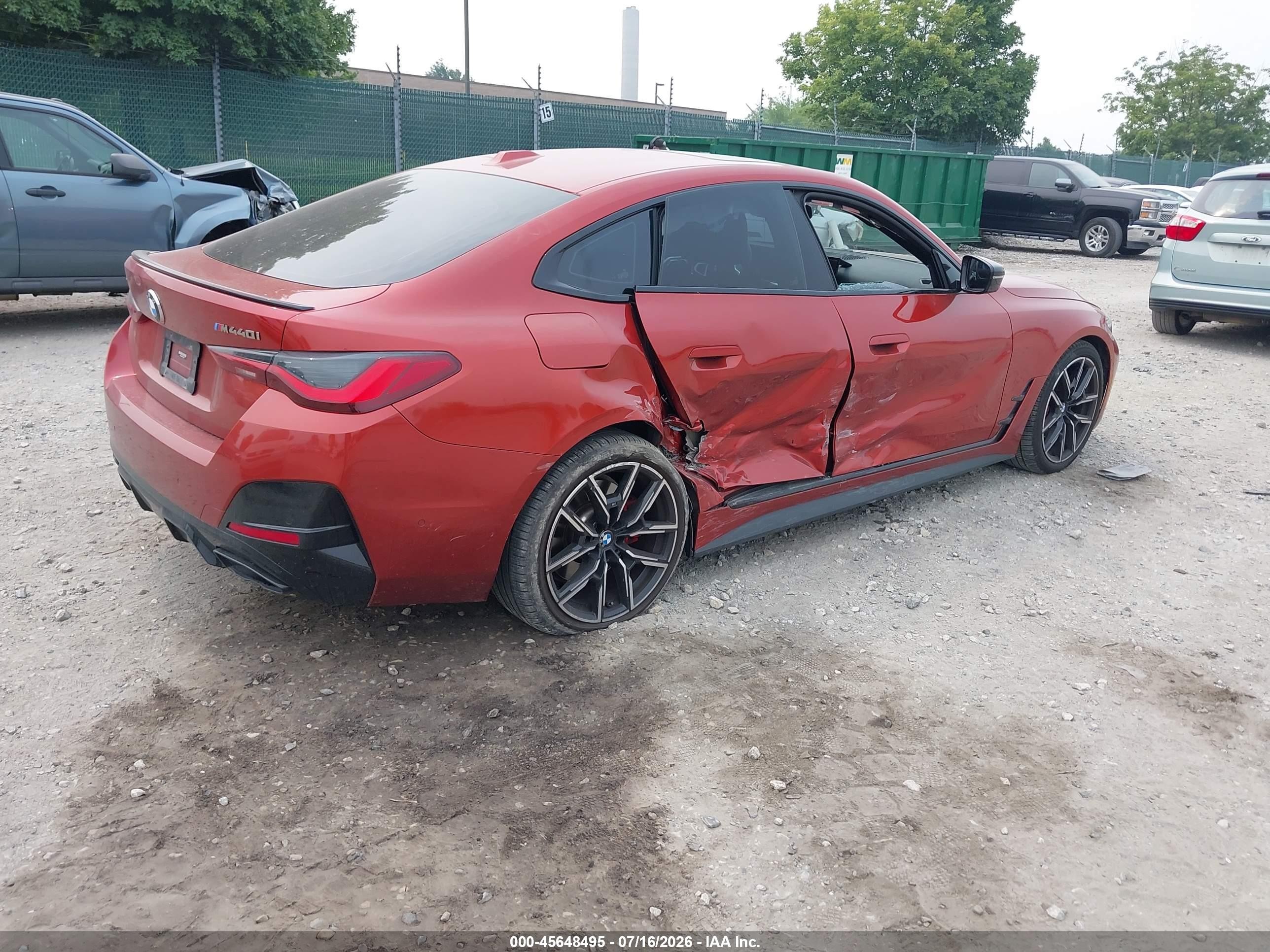 2024 BMW 4er VIN WBA13AW05RFR10629 IAAI salvage auction — Side, Salvage (Pennsylvania), sold $19,600 on 2026-08-15 (photo 4)