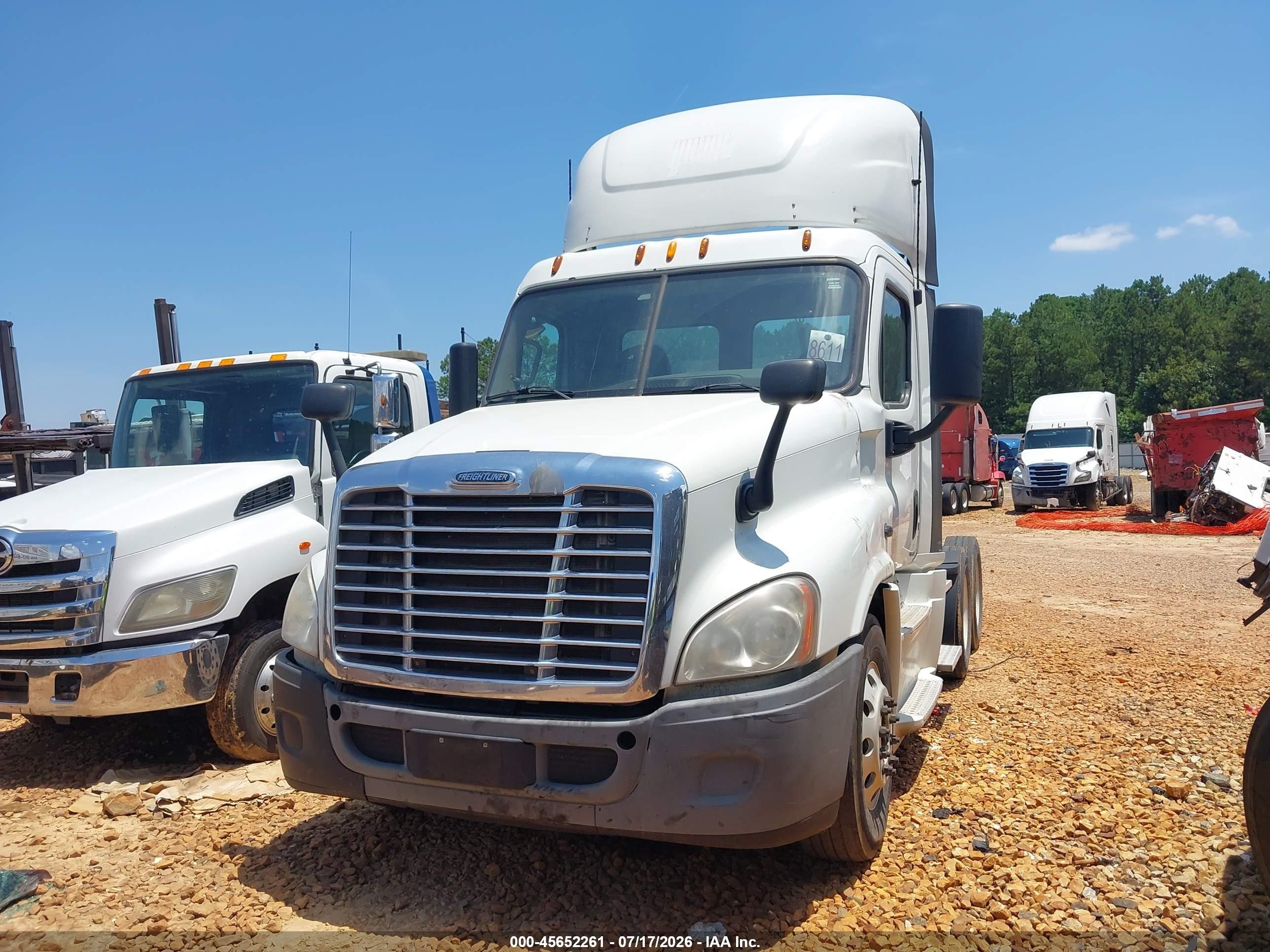 2014 Freightliner Cascadia 125 VIN 3AKJGED5XESFL2378 IAAI salvage auction — Repossession, Clear (Georgia), sold $5,500 on 2026-09-10 (photo 2)